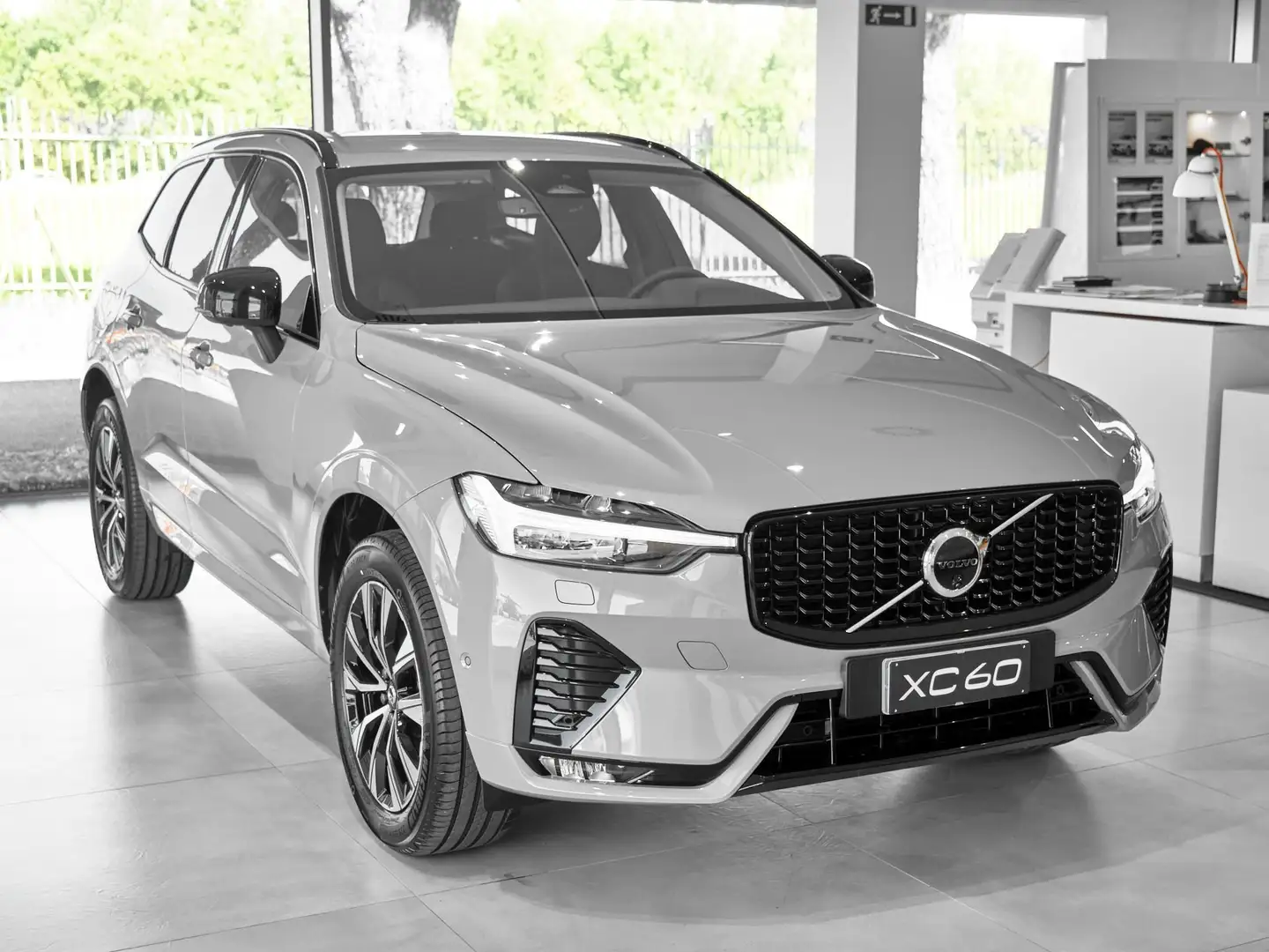 Volvo XC60 B5 AWD automatico Plus Dark Grigio - 2