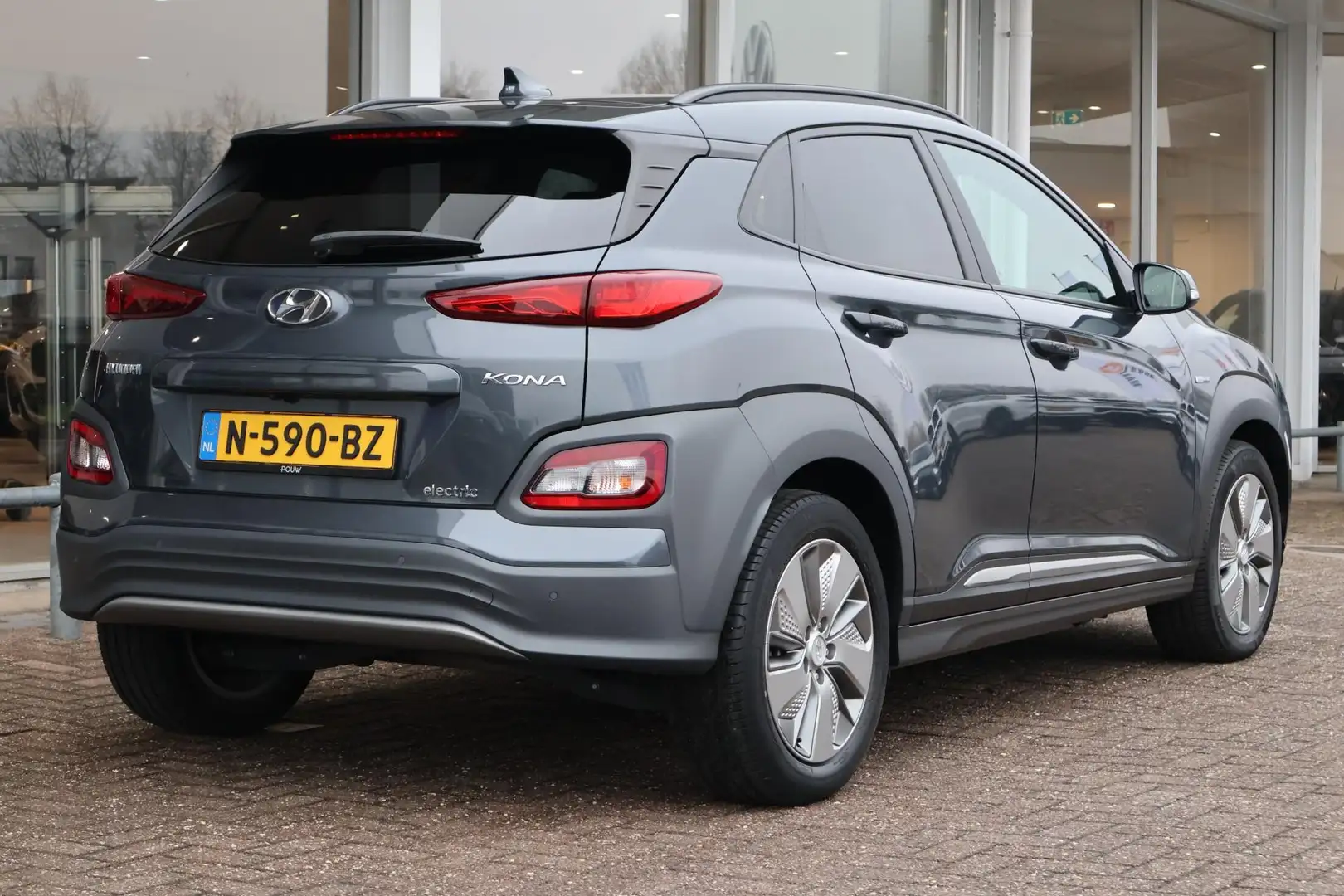 Hyundai KONA 204pk EV Fashion Sky 64 kWh | SoH 96% | Warmtepomp Grau - 2