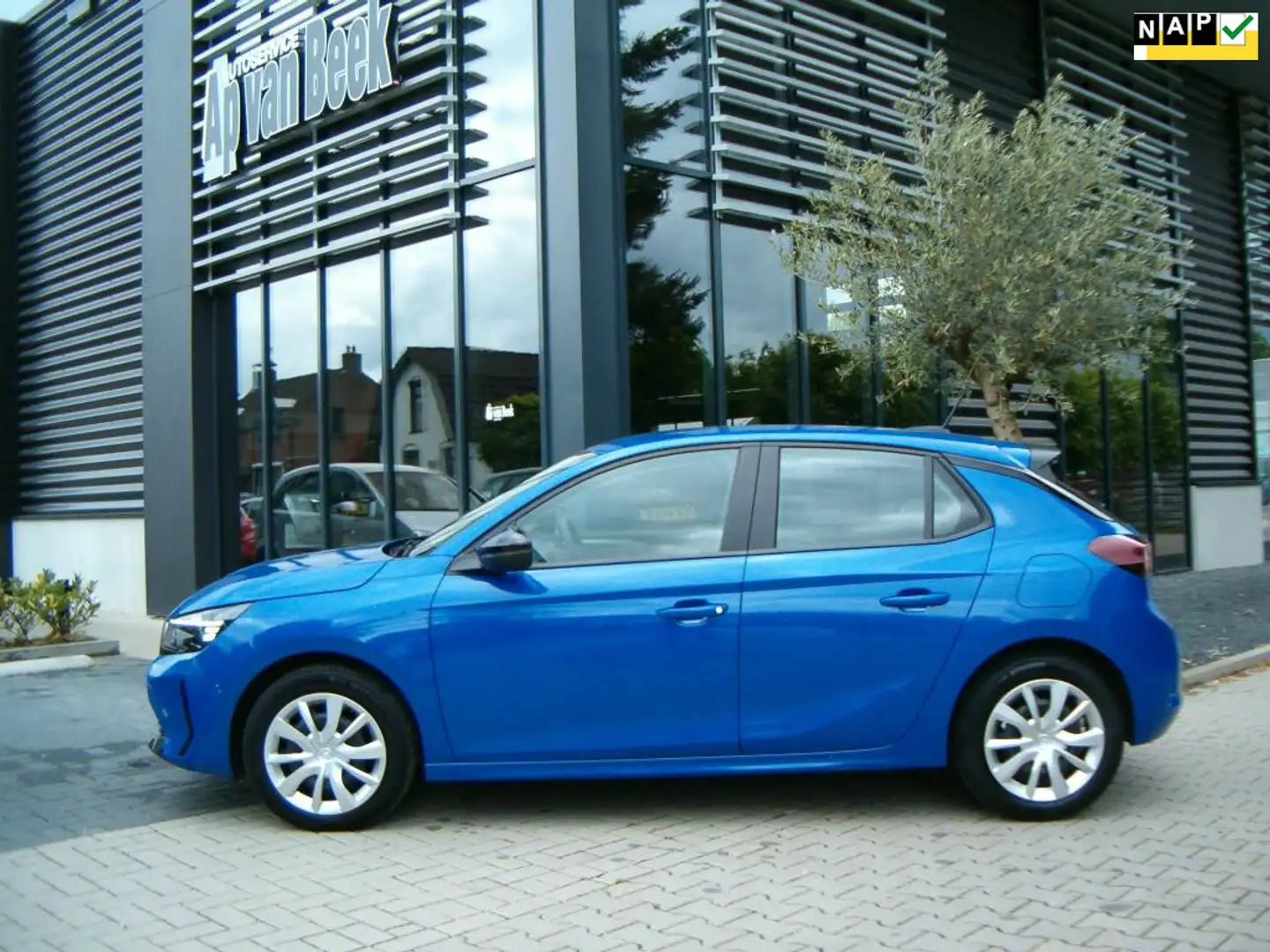 Opel Corsa 1.2 Edition + winterpakket Blauw - 1