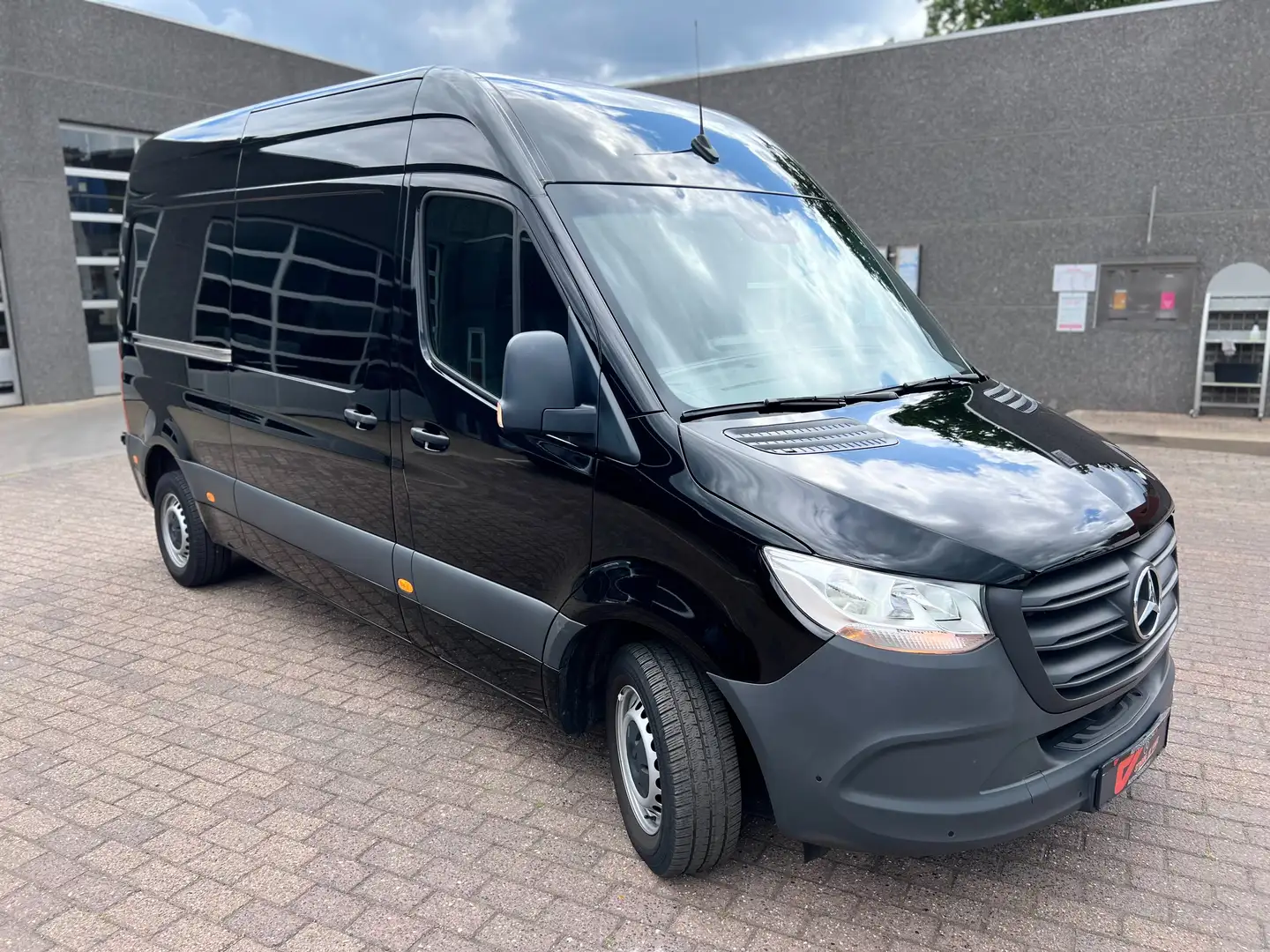 Mercedes-Benz Sprinter 315 L2H2 FWD (34.500€) DISTRONIC|CARPLAY Zwart - 2