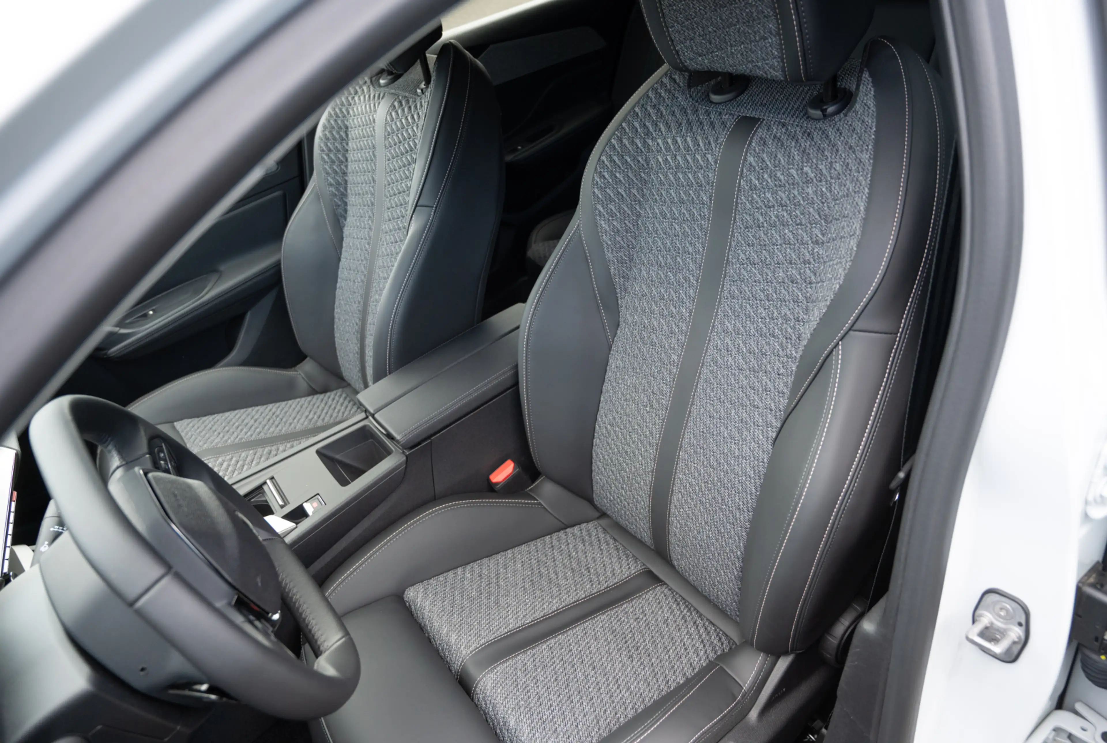 Peugeot 308 SW Allure Hybrid 145 e-DSC6 *KOMFORT*NAVI-PAKET* — photo 6