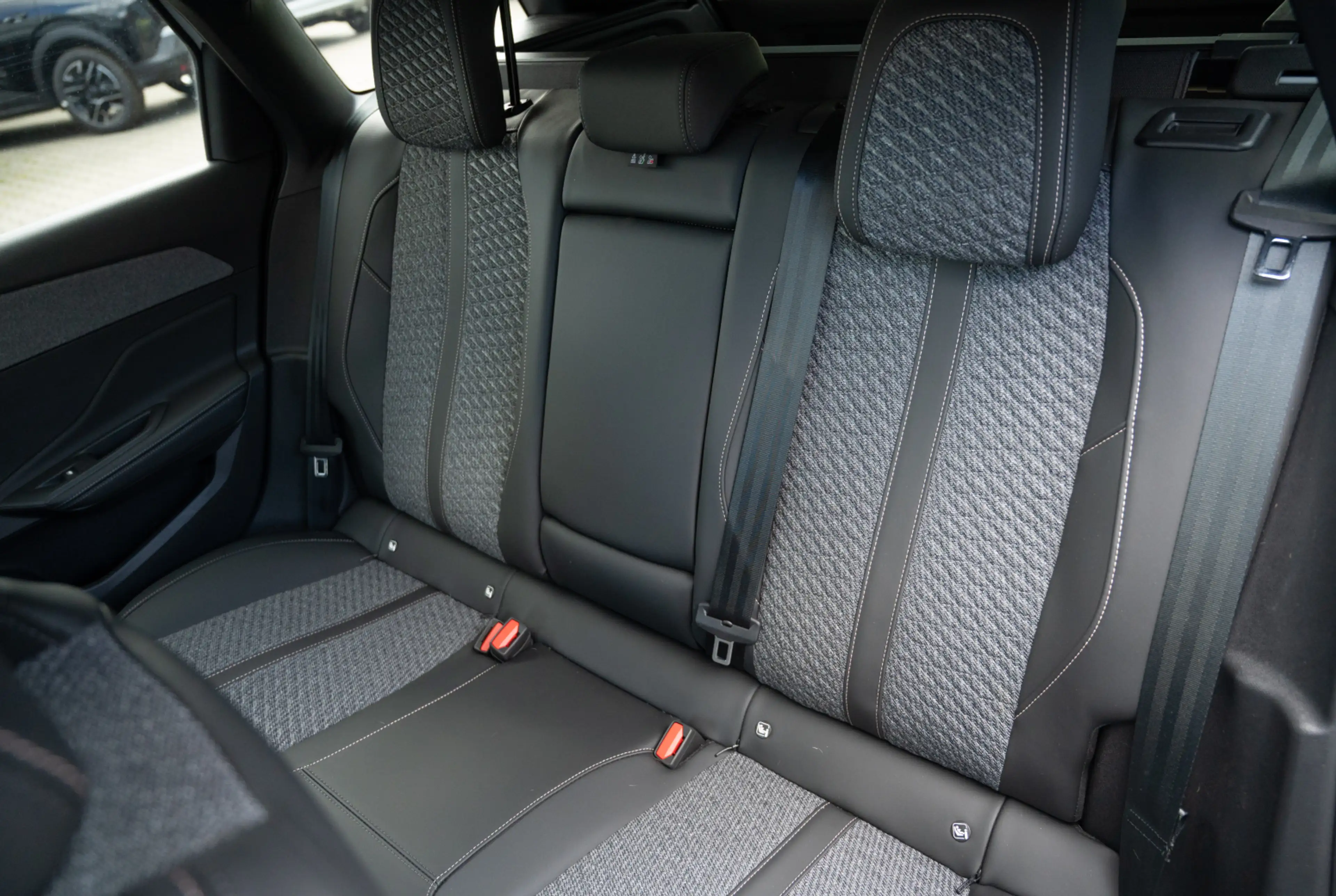 Peugeot 308 SW Allure Hybrid 145 e-DSC6 *KOMFORT*NAVI-PAKET* — photo 7