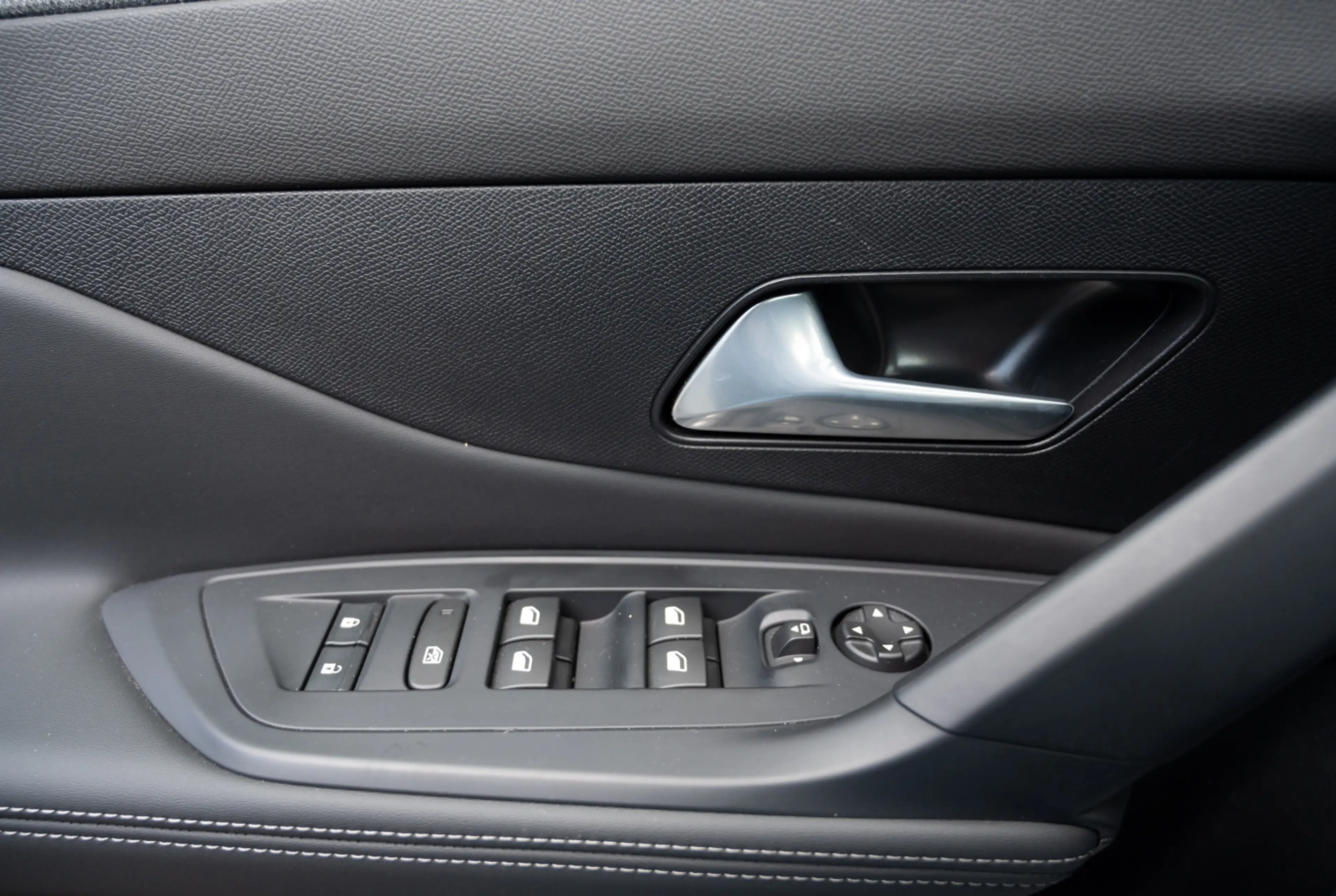 Peugeot 308 SW Allure Hybrid 145 e-DSC6 *KOMFORT*NAVI-PAKET* — photo 12