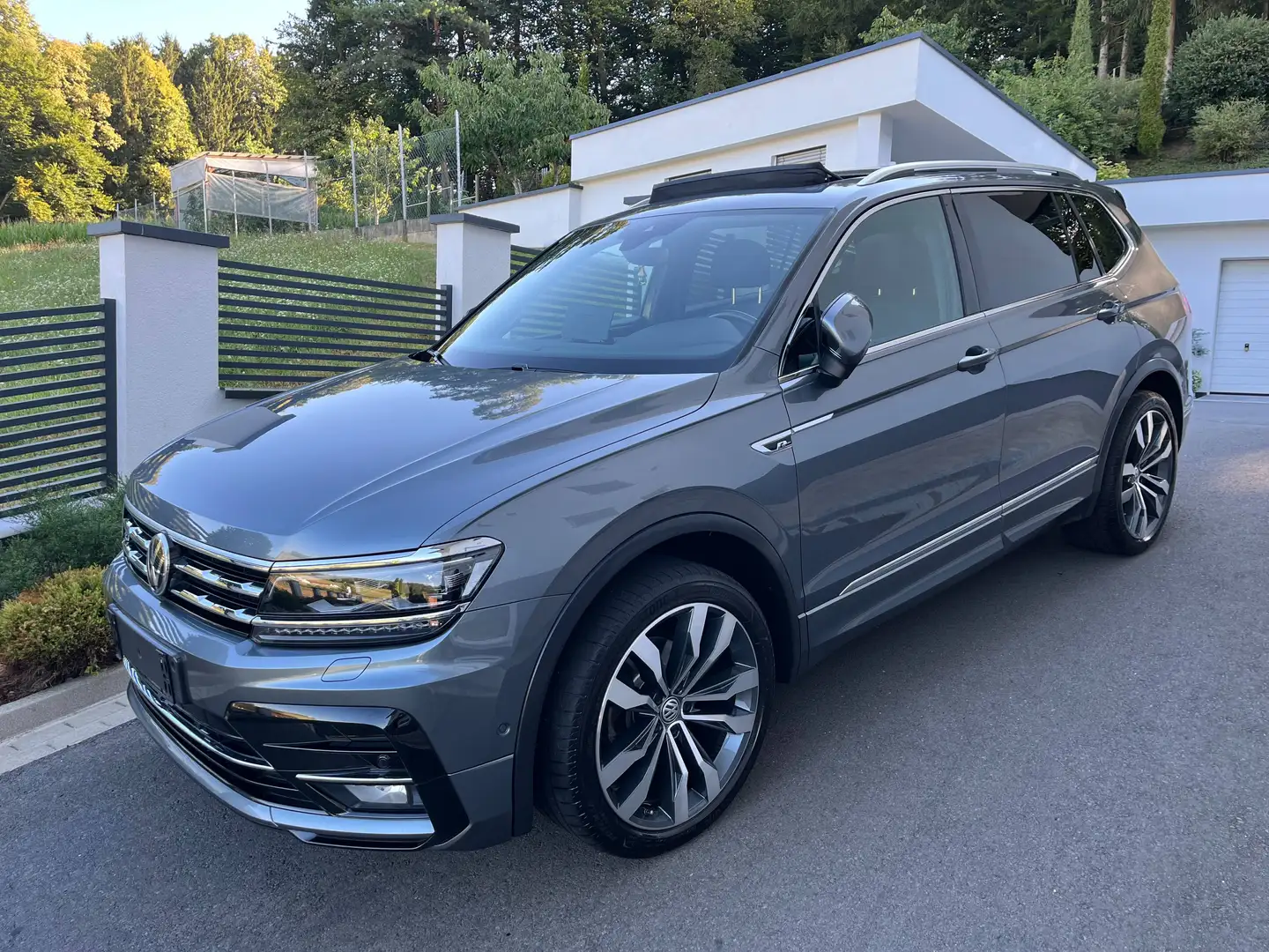 Volkswagen Tiguan Allspace R-Line 2,0 TDI SCR 4Motion Highline DSG 7 Sitze Grau - 1