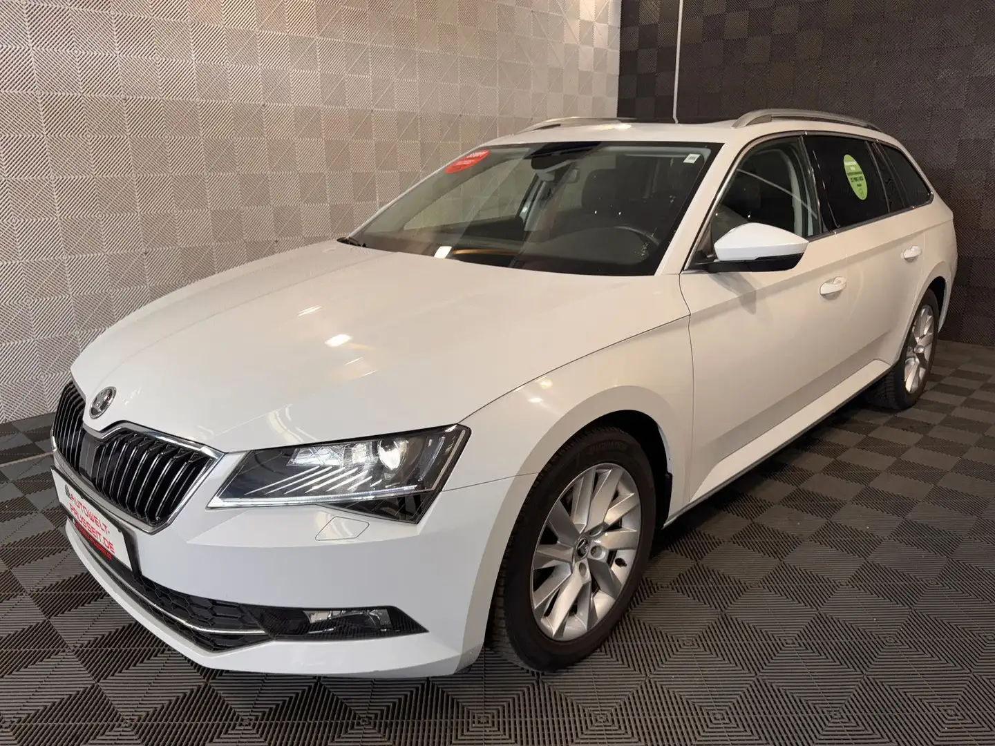 Skoda Superb *BUSINNES*ACC-PANO-R.KAM-AHK-LED-KLIMA-17" Weiß - 2