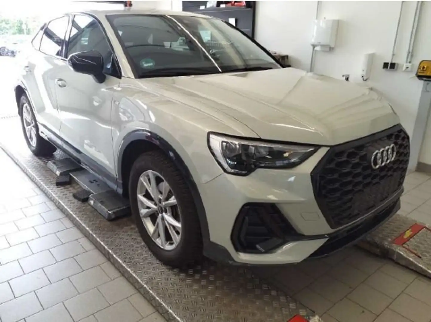 Audi Q3 35 TFSI S LINE *LED*OPTIK SCHWARZ* Silber - 2