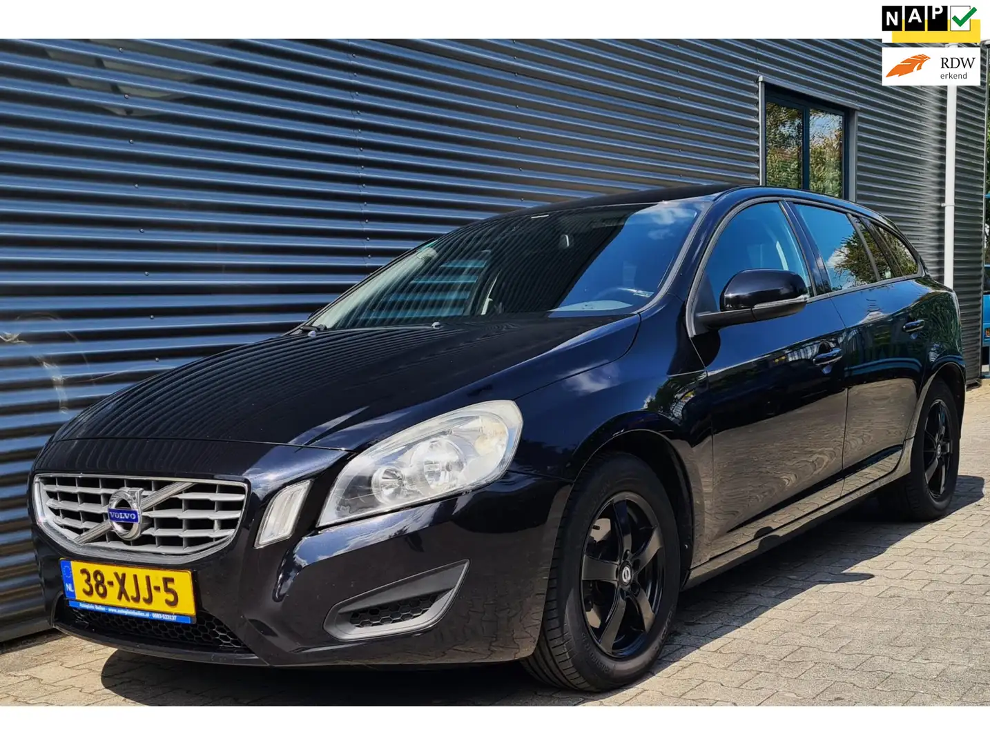 Volvo V60 1.6 T3 Kinetic 06-2012 Black Sapphire Metallic LEE Zwart - 1