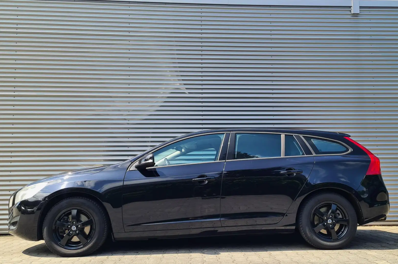 Volvo V60 1.6 T3 Kinetic 06-2012 Black Sapphire Metallic LEE Zwart - 2