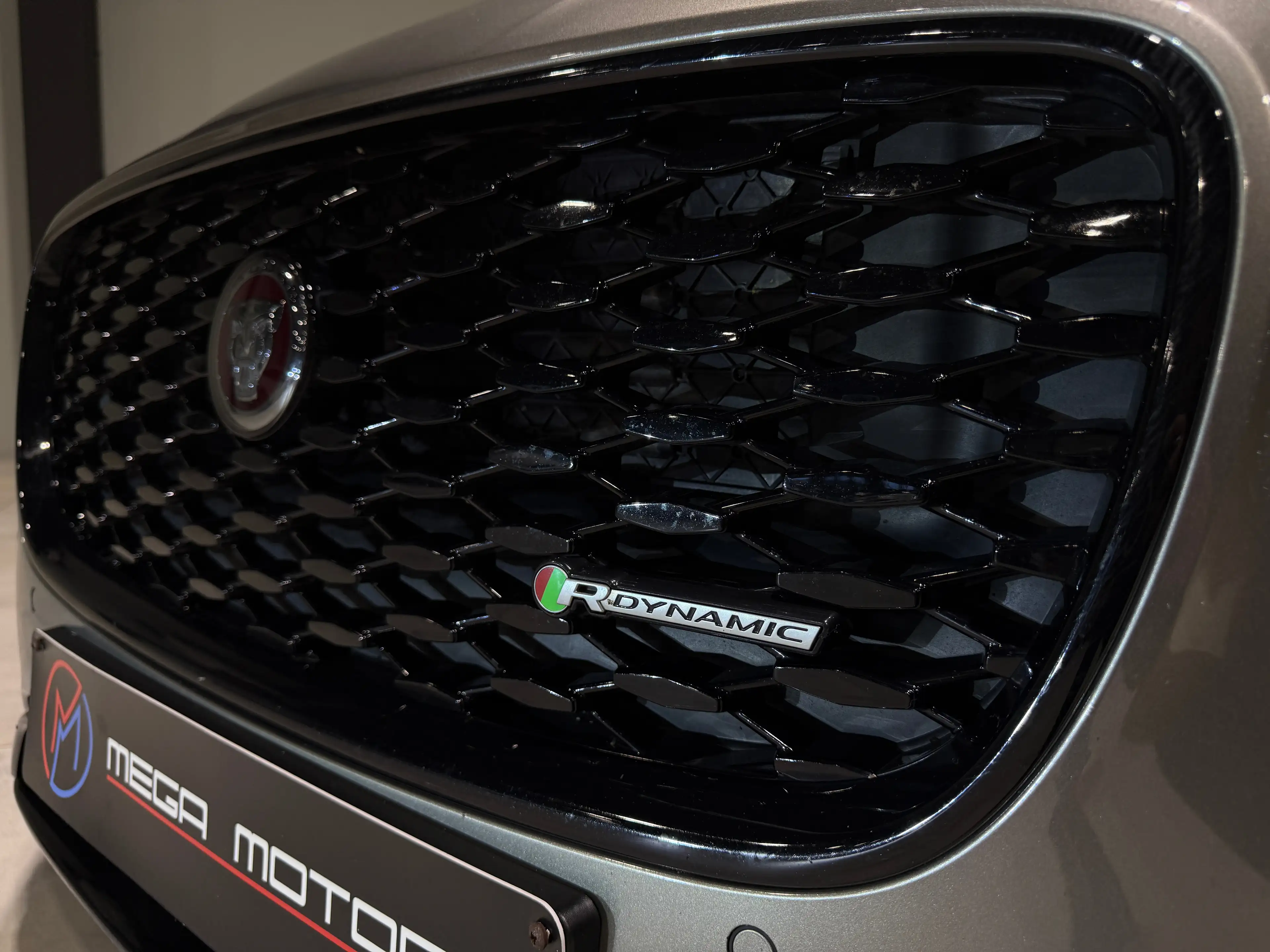 Jaguar XF 2.0 D200 !! R-DYNAMiC !! BLACK EDiTiON !! FULL FULL OPTS !! — photo 10