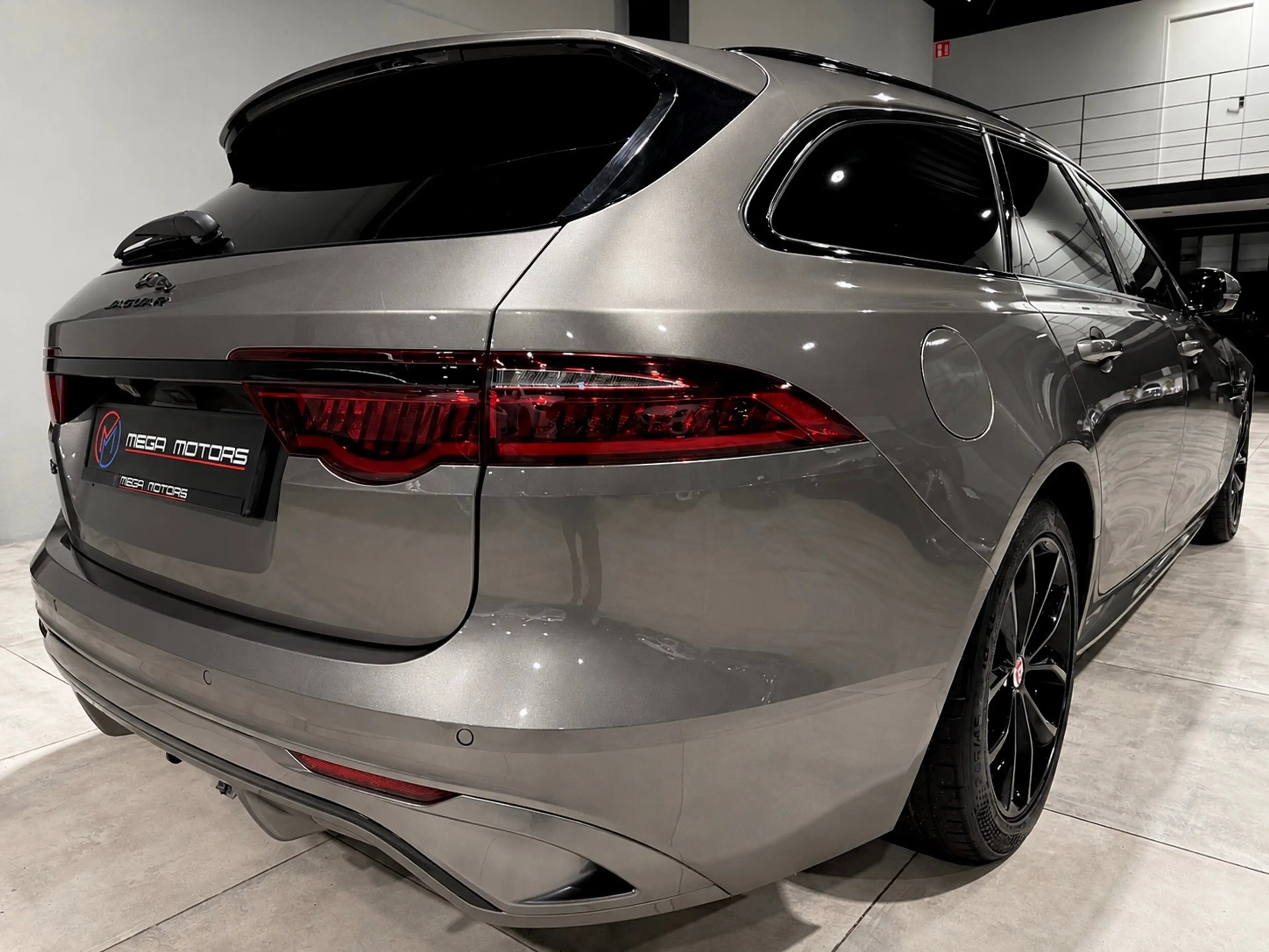 Jaguar XF 2.0 D200 !! R-DYNAMiC !! BLACK EDiTiON !! FULL FULL OPTS !! — photo 2