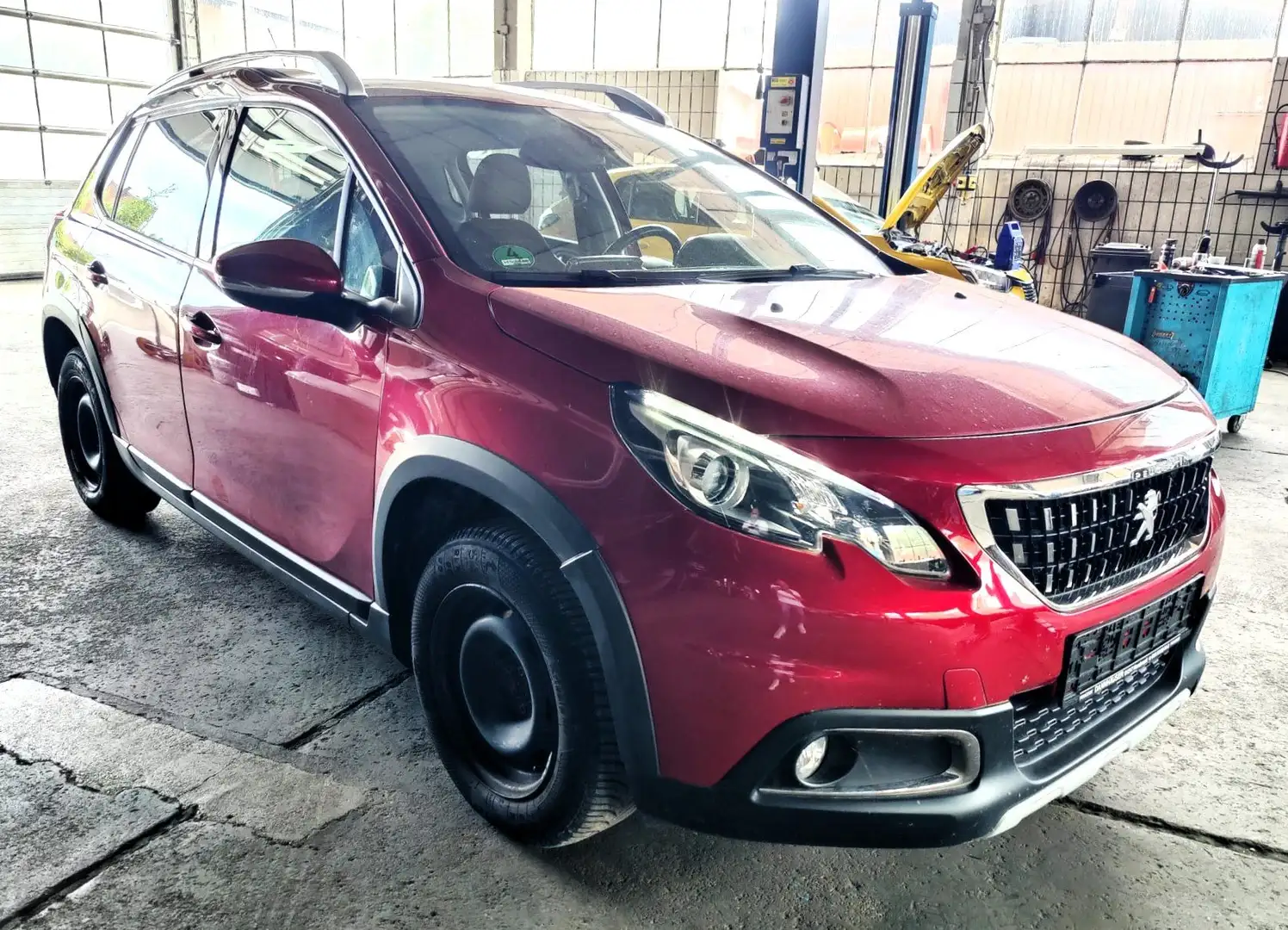 Peugeot 2008 Allure 1.2 e-thp Rouge - 2