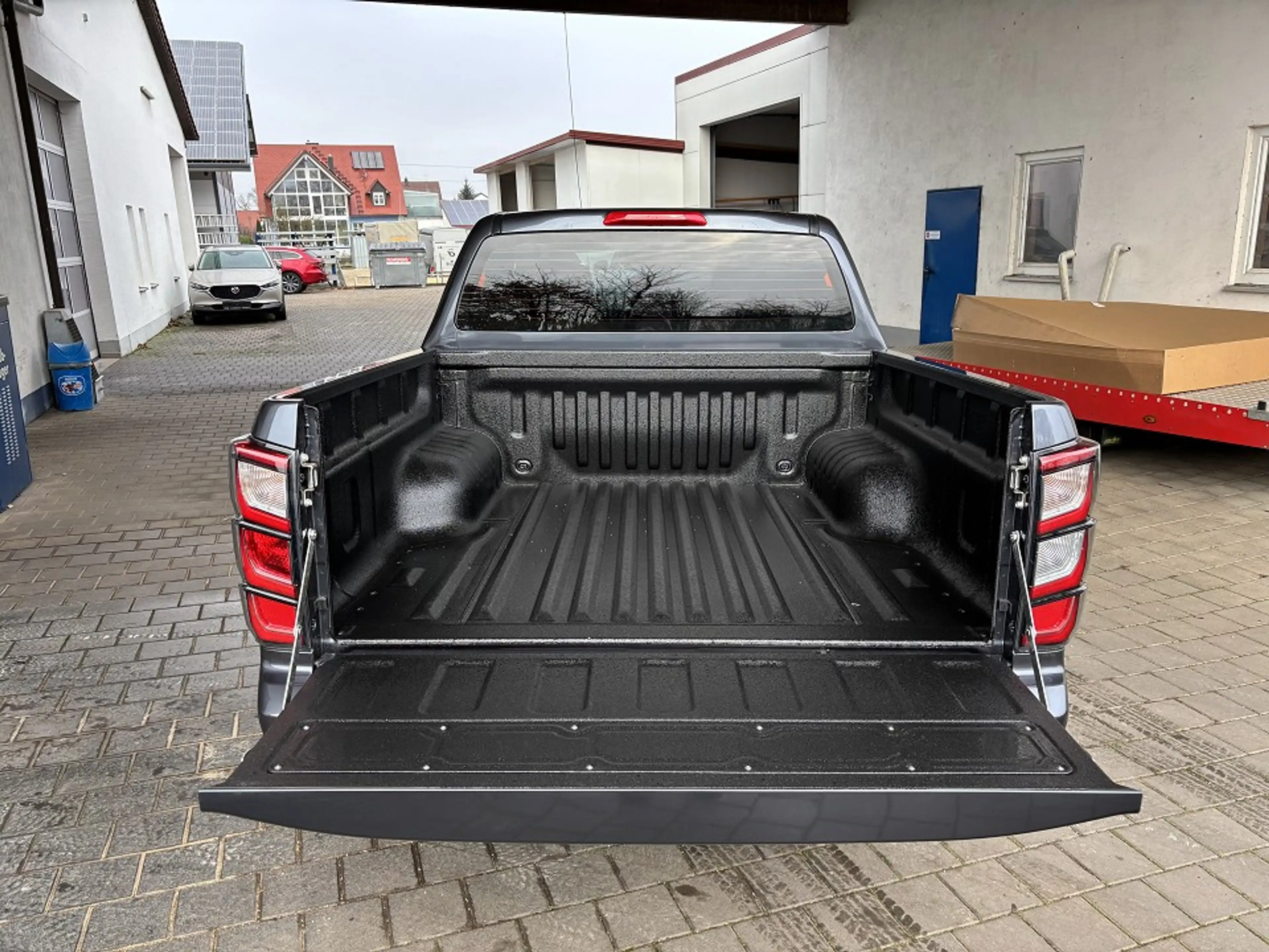 Isuzu D-Max Double Cab 4x4 AHK V-Cross A/T — photo 6