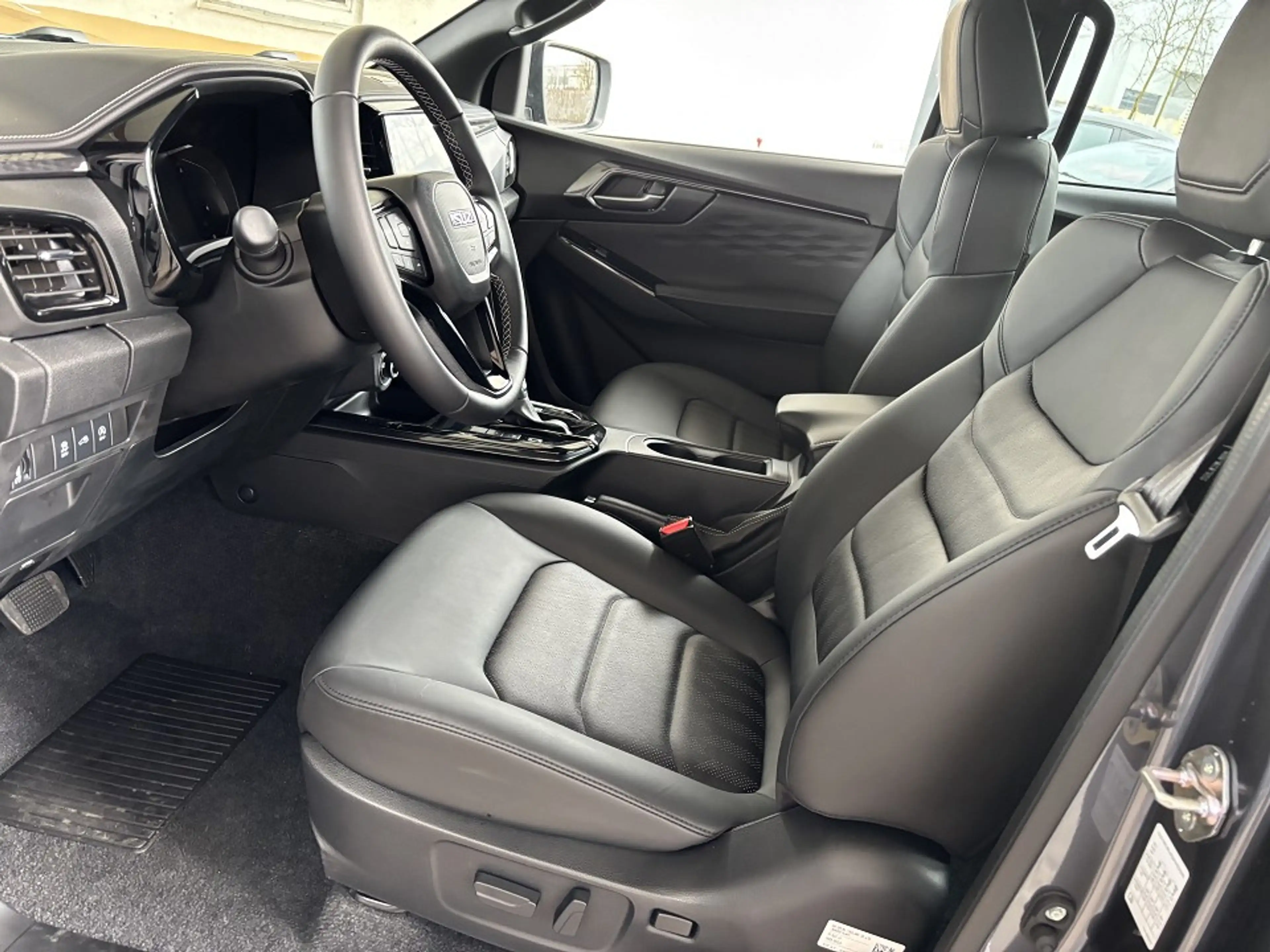 Isuzu D-Max Double Cab 4x4 AHK V-Cross A/T — photo 10