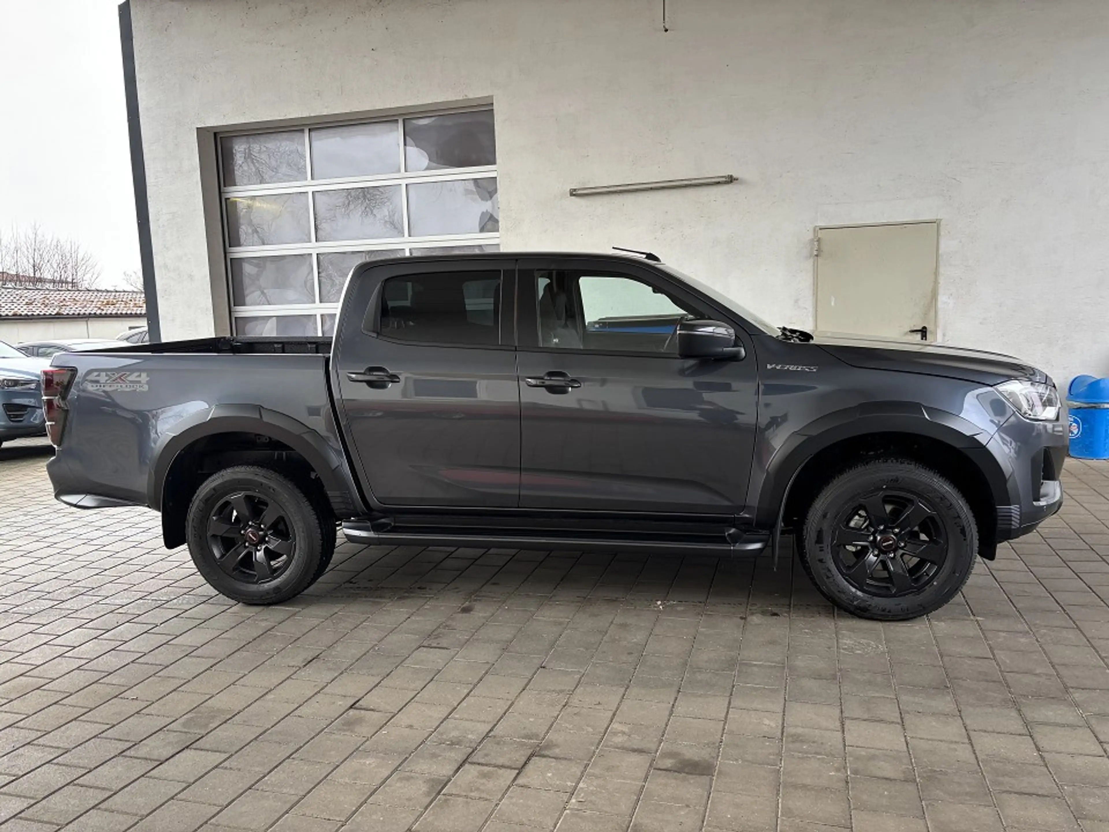 Isuzu D-Max Double Cab 4x4 AHK V-Cross A/T — photo 3