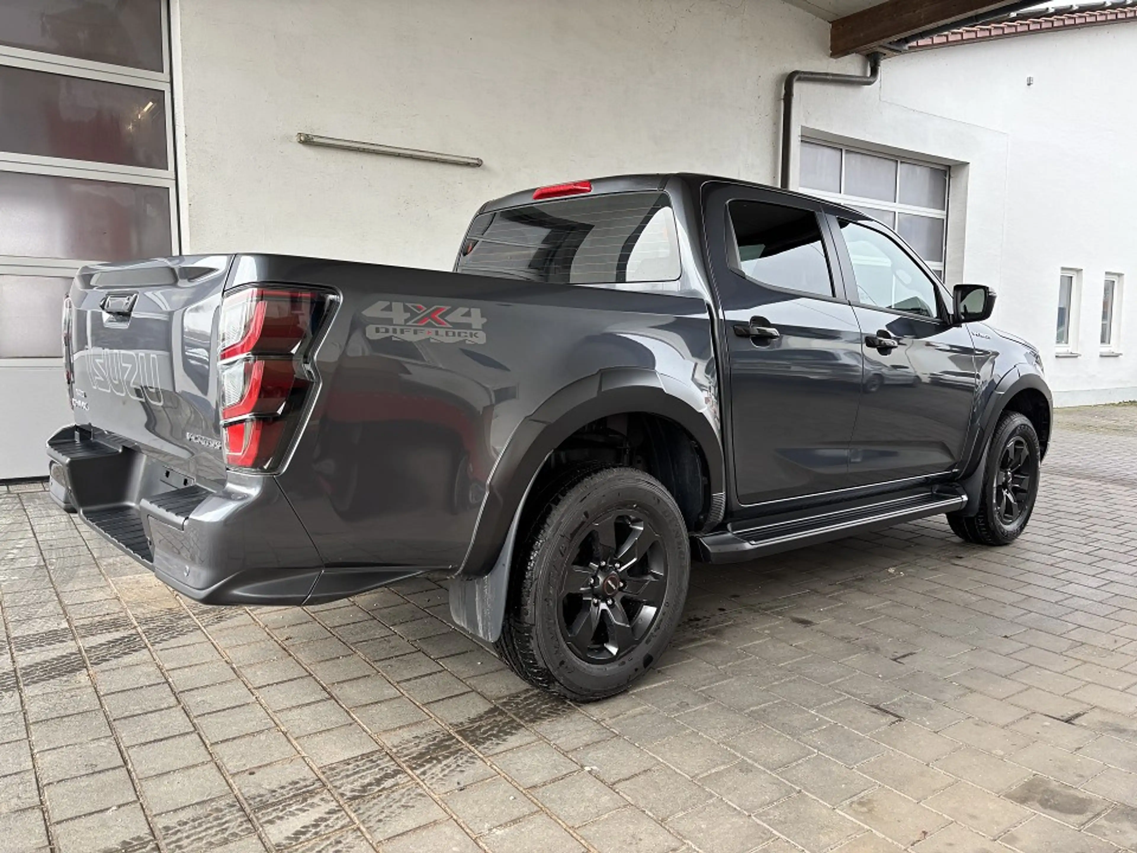 Isuzu D-Max Double Cab 4x4 AHK V-Cross A/T — photo 4