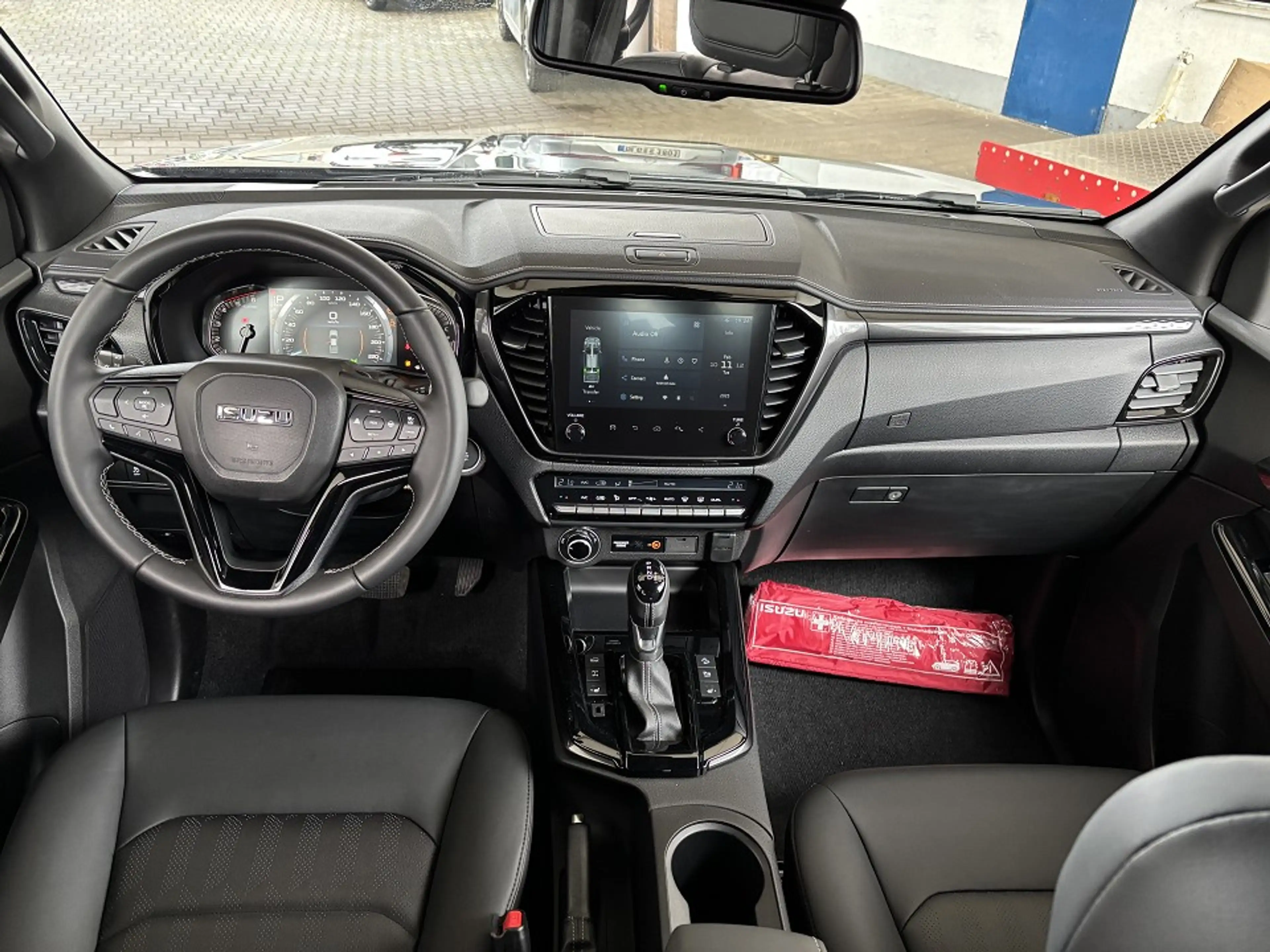 Isuzu D-Max Double Cab 4x4 AHK V-Cross A/T — photo 13