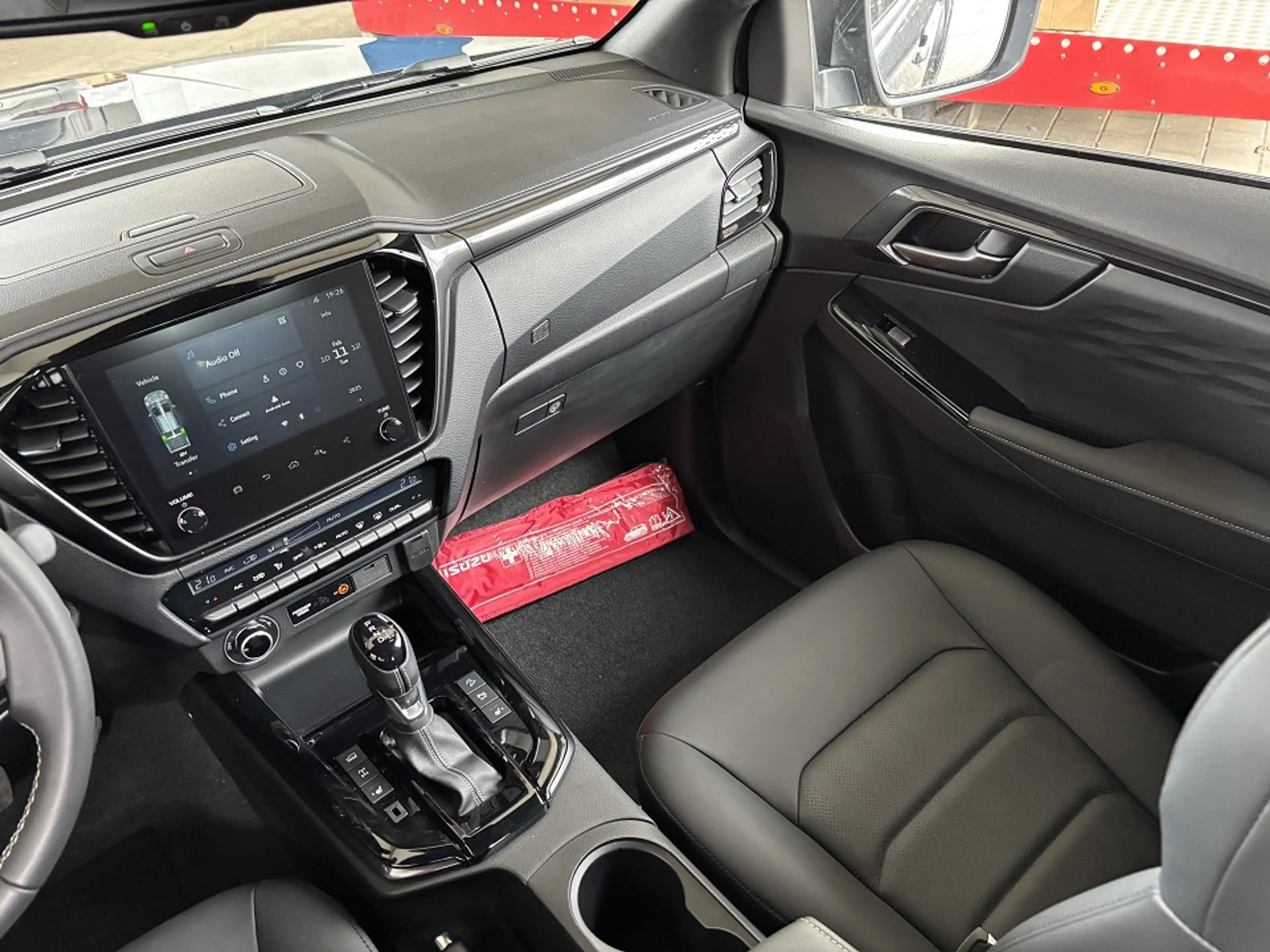 Isuzu D-Max Double Cab 4x4 AHK V-Cross A/T — photo 15