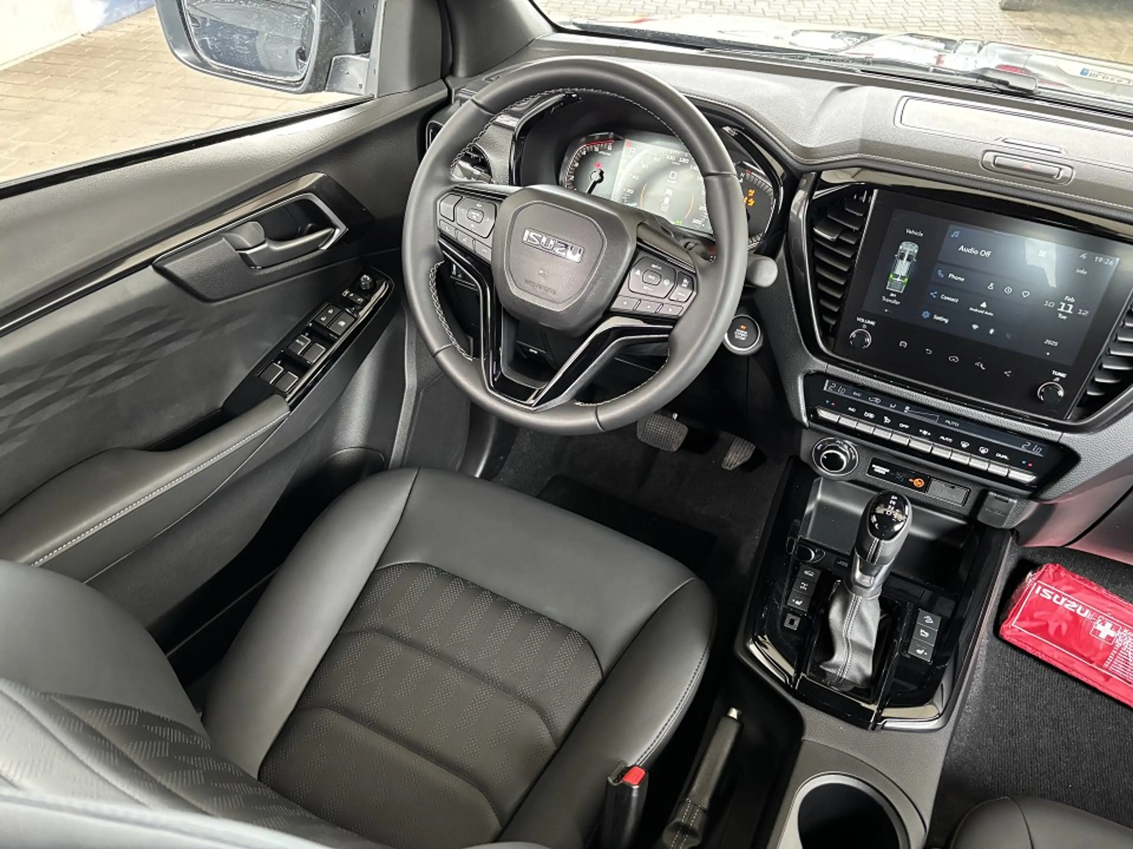 Isuzu D-Max Double Cab 4x4 AHK V-Cross A/T — photo 14