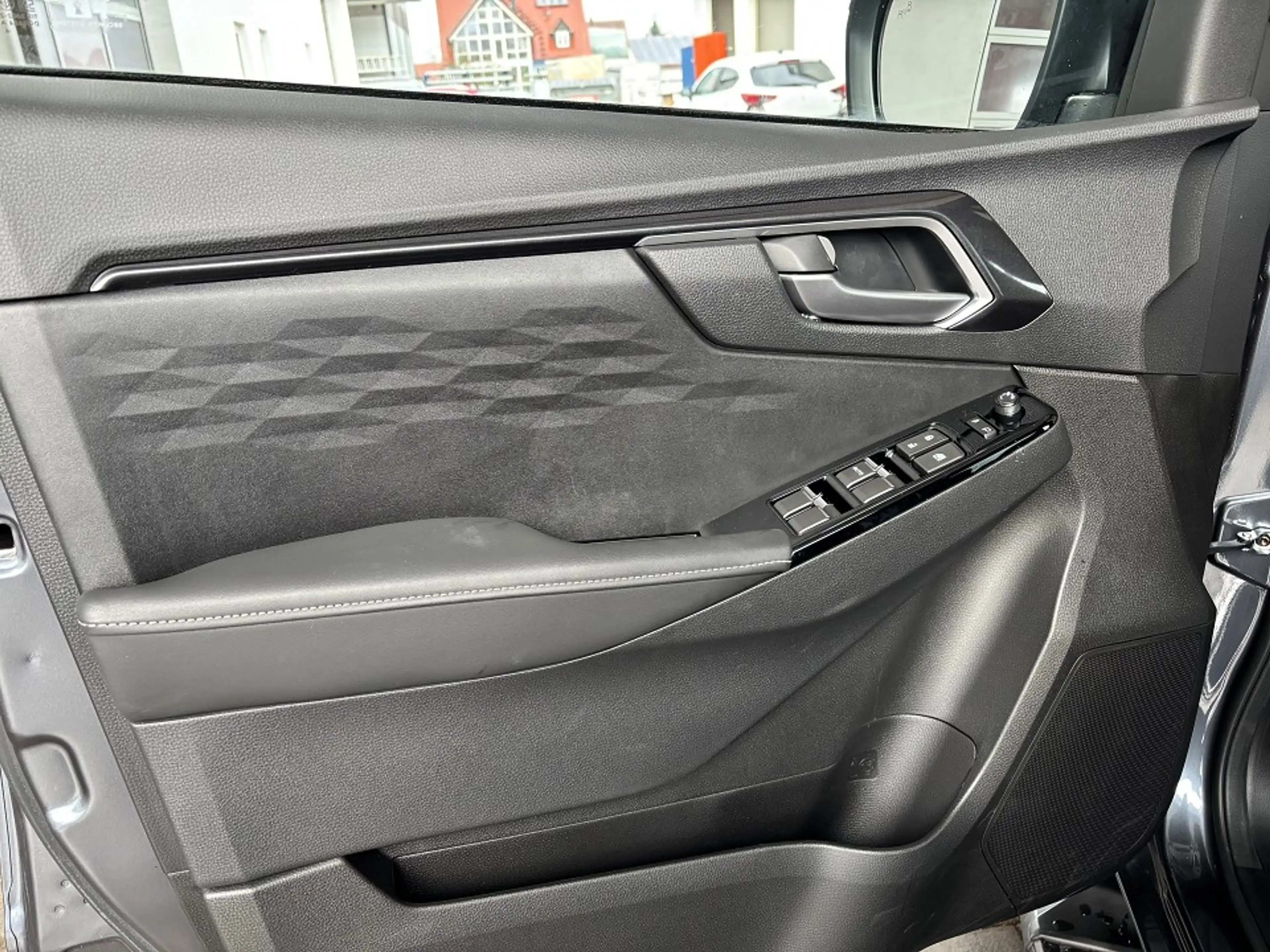 Isuzu D-Max Double Cab 4x4 AHK V-Cross A/T — photo 11