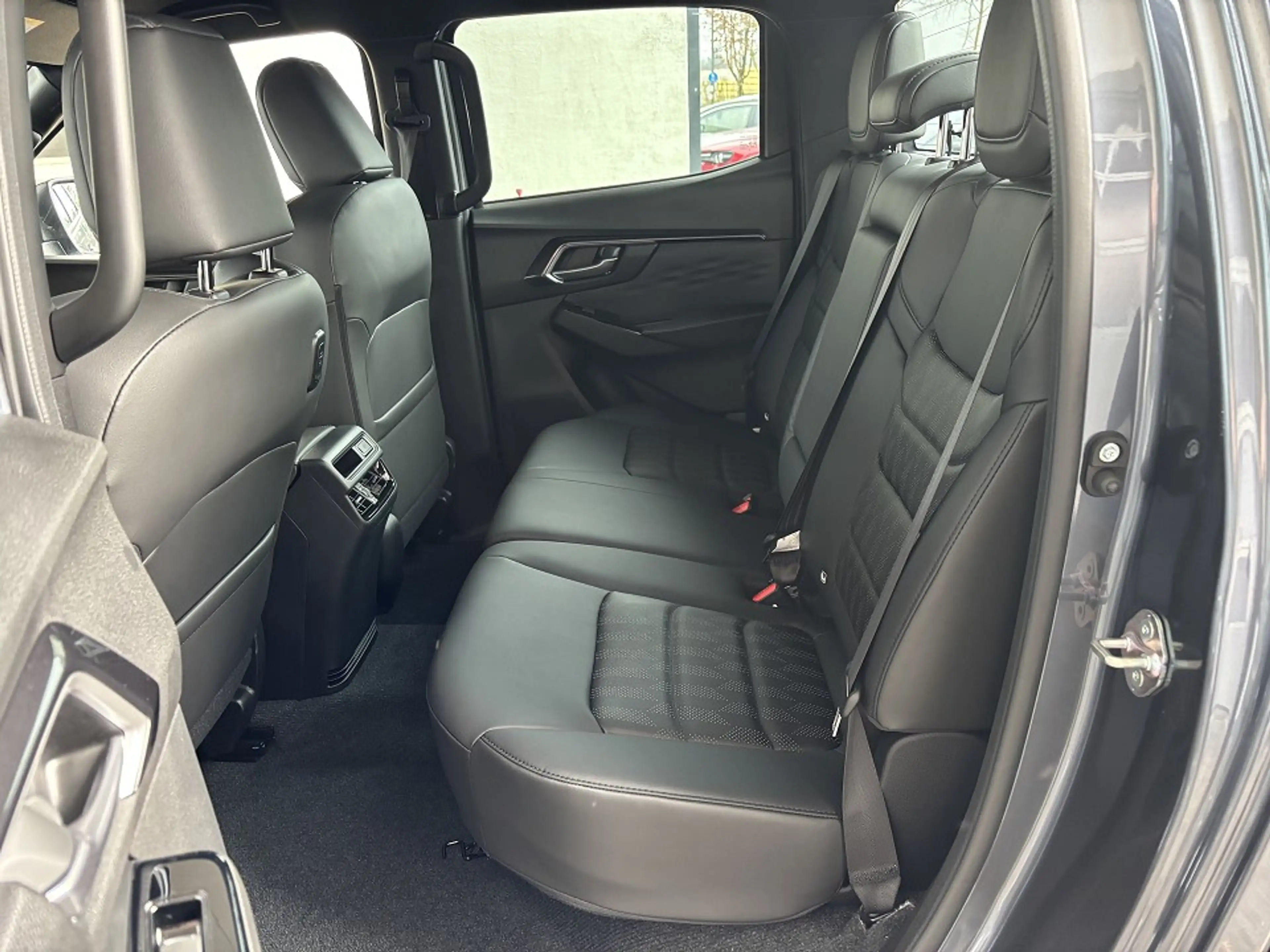 Isuzu D-Max Double Cab 4x4 AHK V-Cross A/T — photo 9