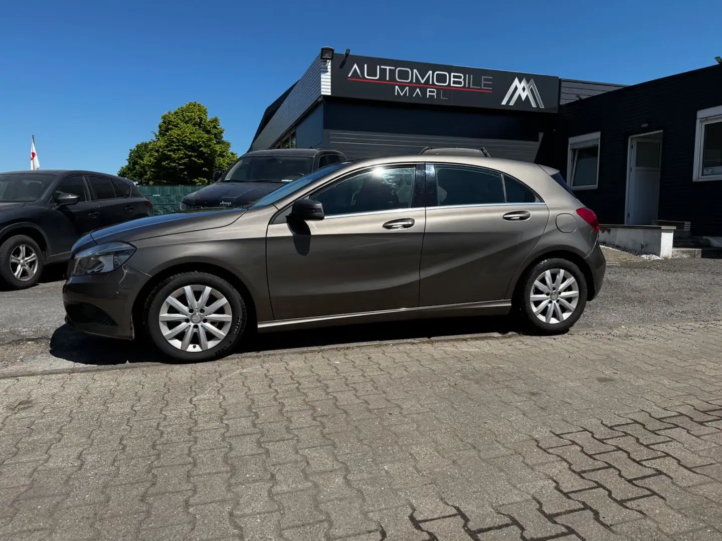Mercedes-Benz A 180 A -Klasse A 180 BlueEfficiency Brown - 1