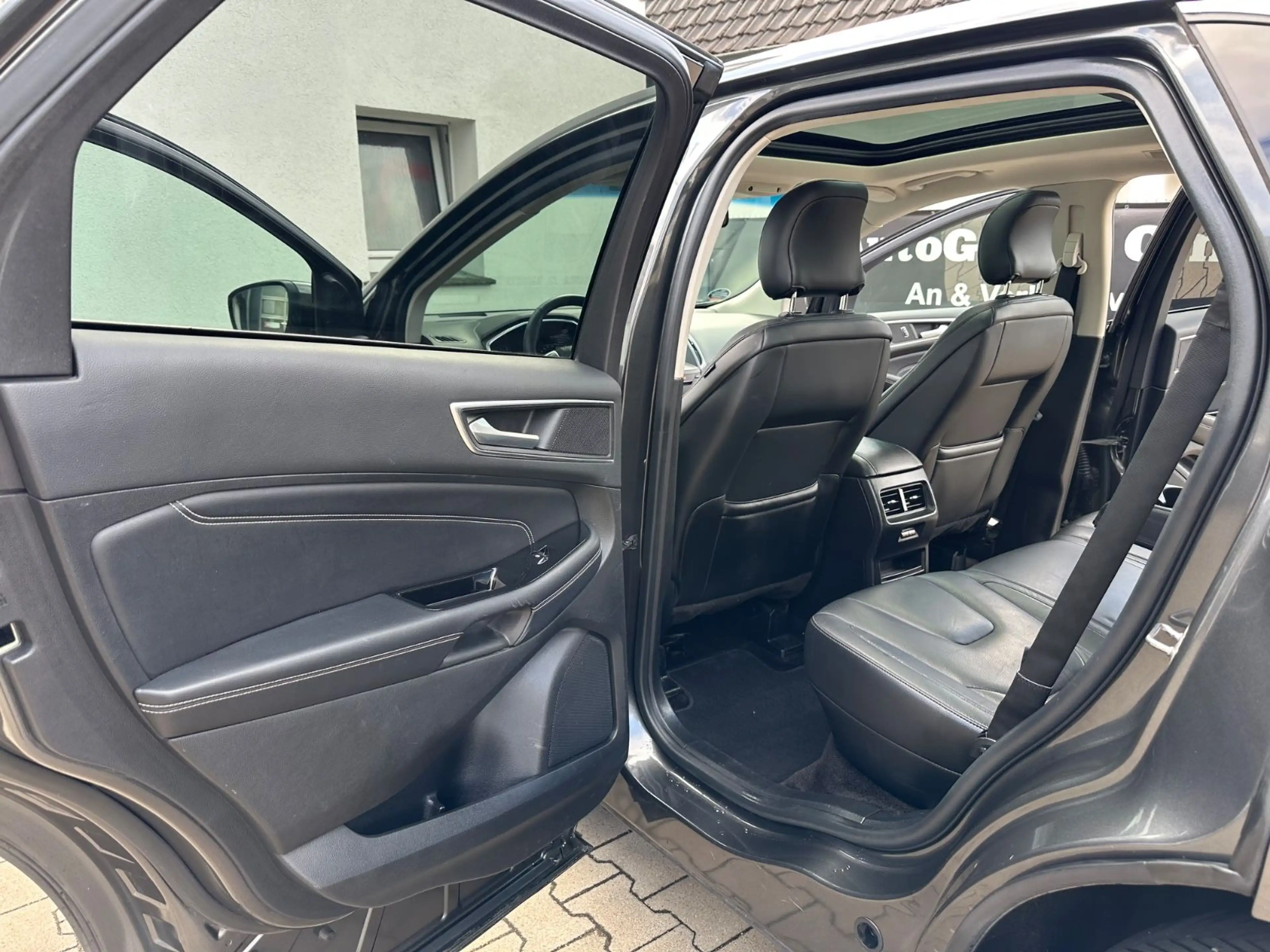 Ford Edge Titanium 4x4*Pano*Leder*Assist*LED*AHK*TÜV* — photo 13
