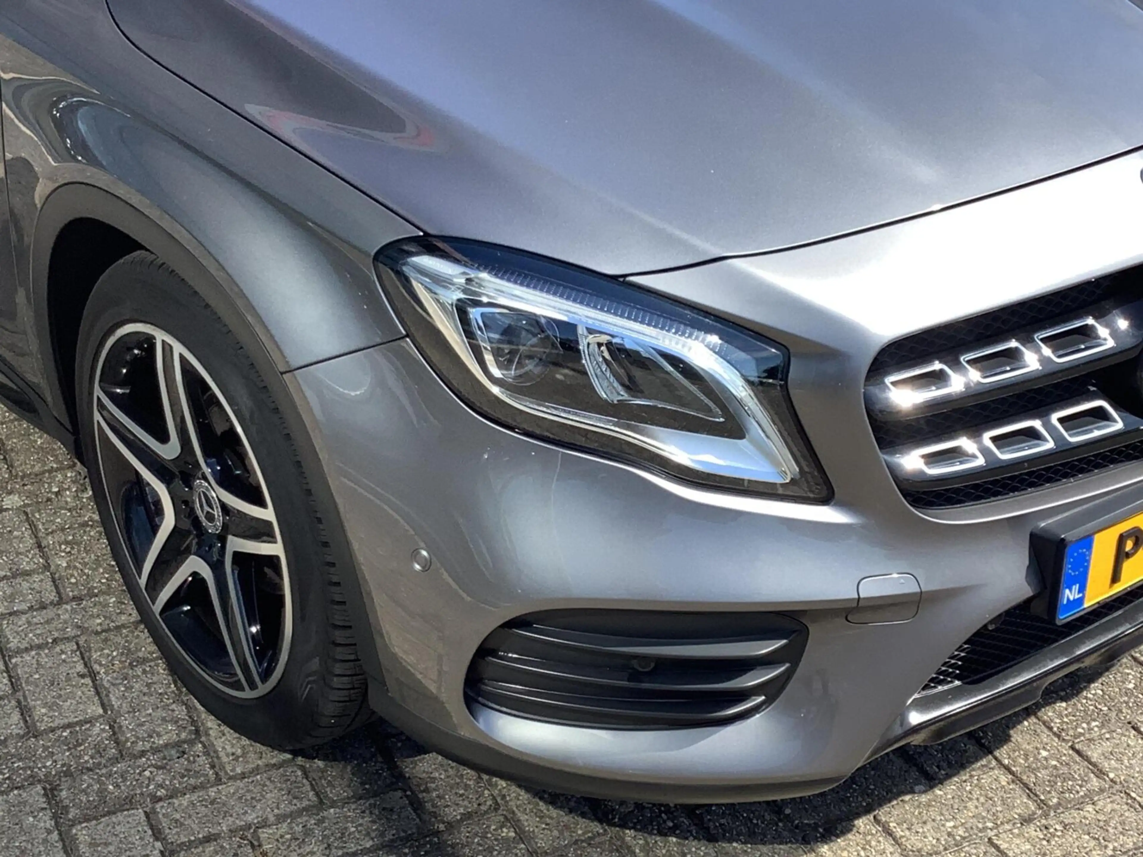 Mercedes-Benz GLA 180 Business Solution AMG Limited Panorama dak — photo 5