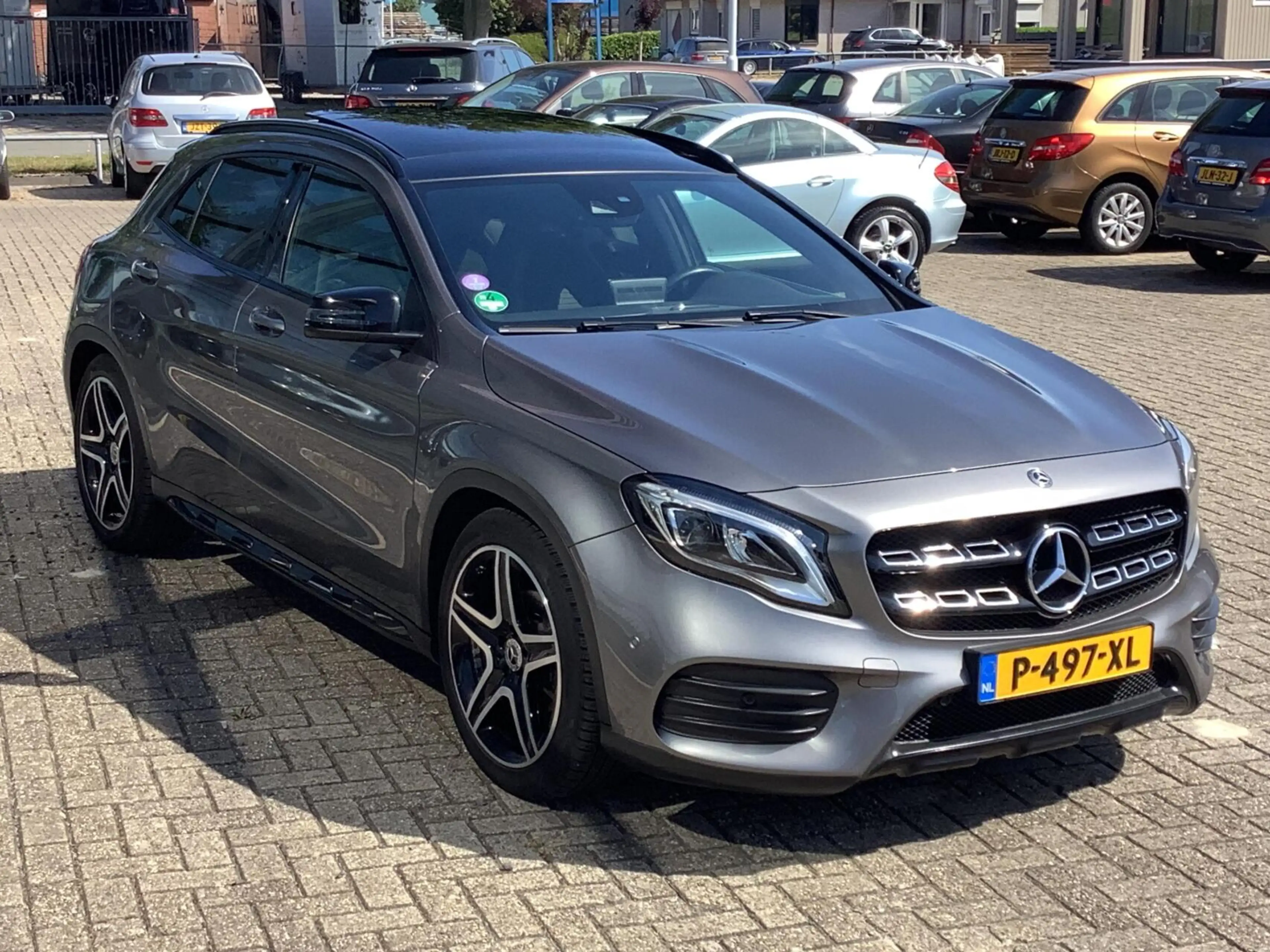 Mercedes-Benz GLA 180 Business Solution AMG Limited Panorama dak — photo 4