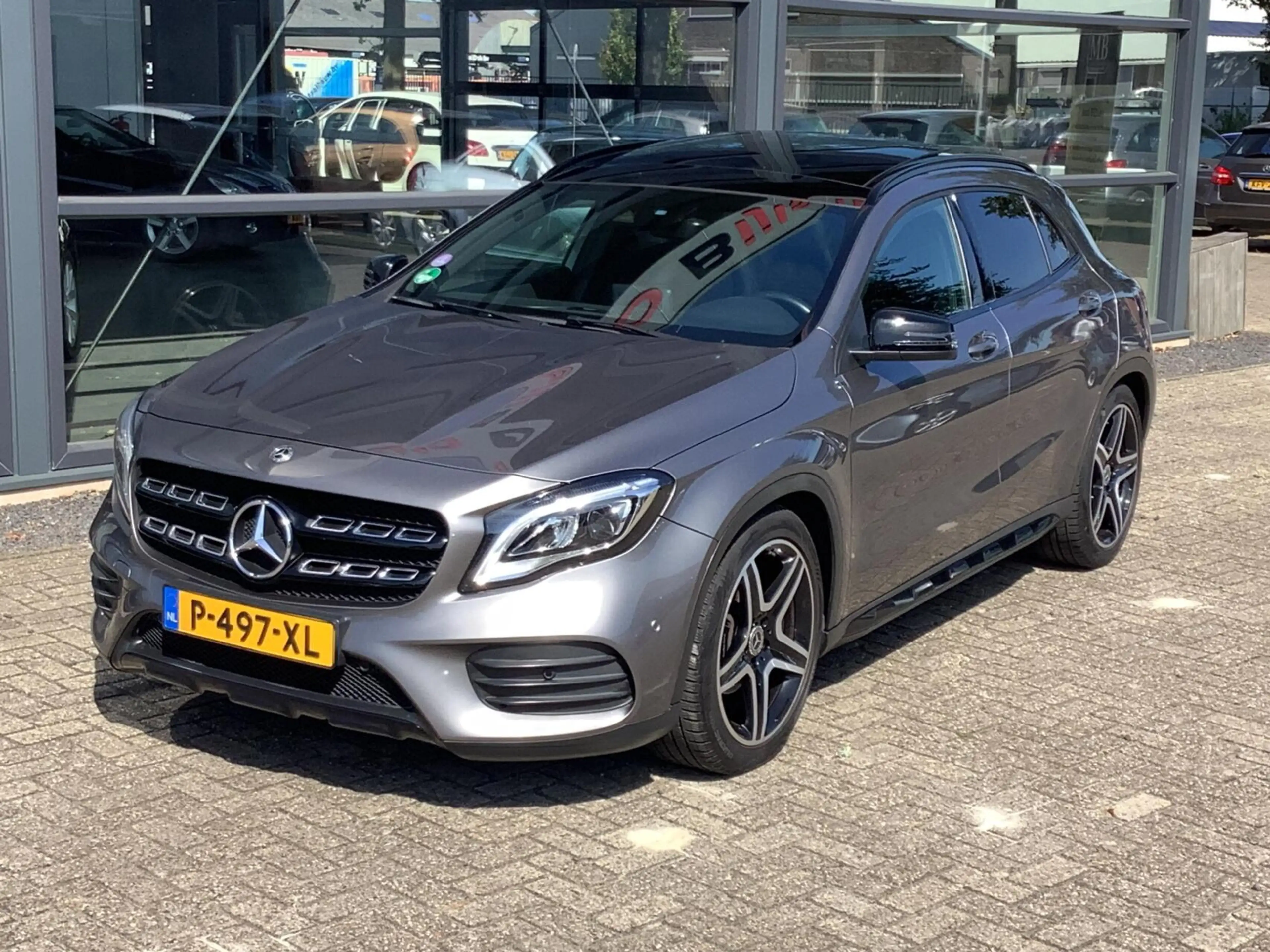 Mercedes-Benz GLA 180 Business Solution AMG Limited Panorama dak — photo 2