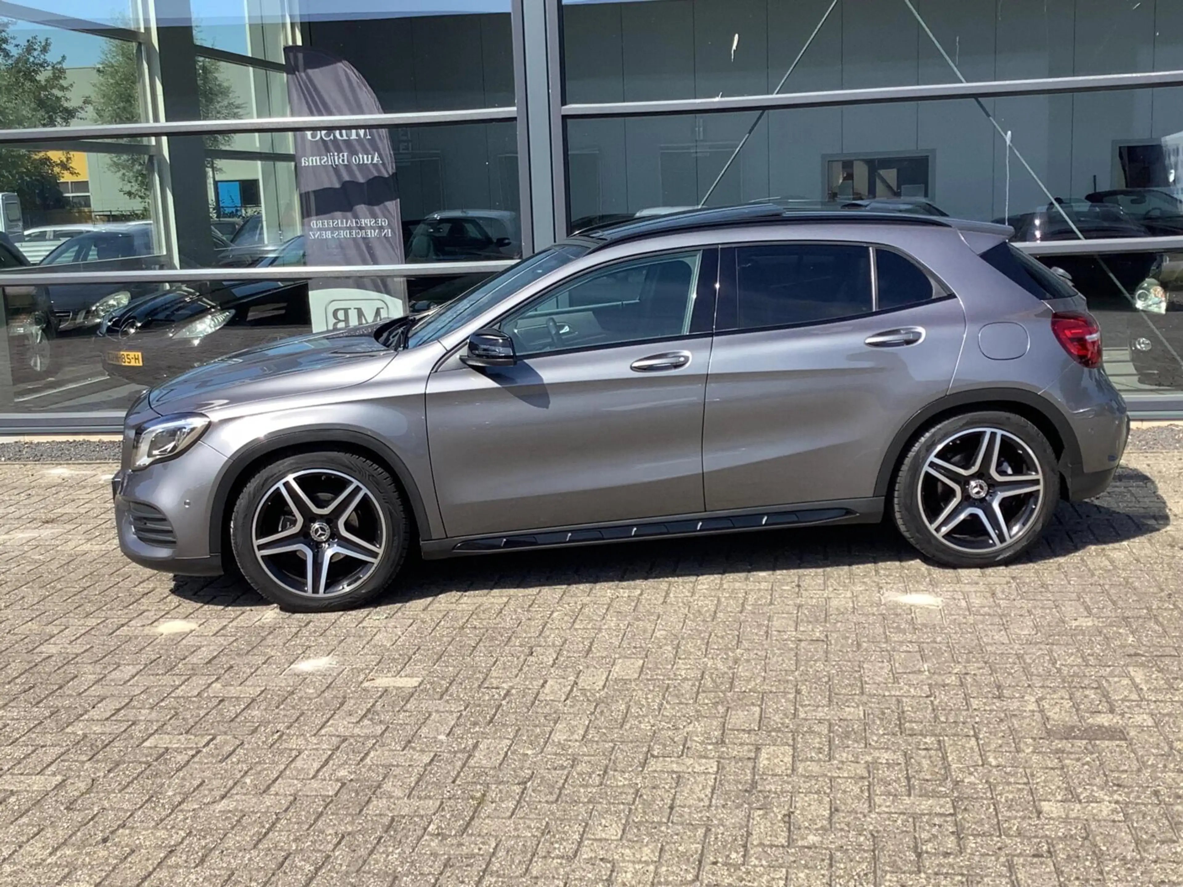 Mercedes-Benz GLA 180 Business Solution AMG Limited Panorama dak — photo 14