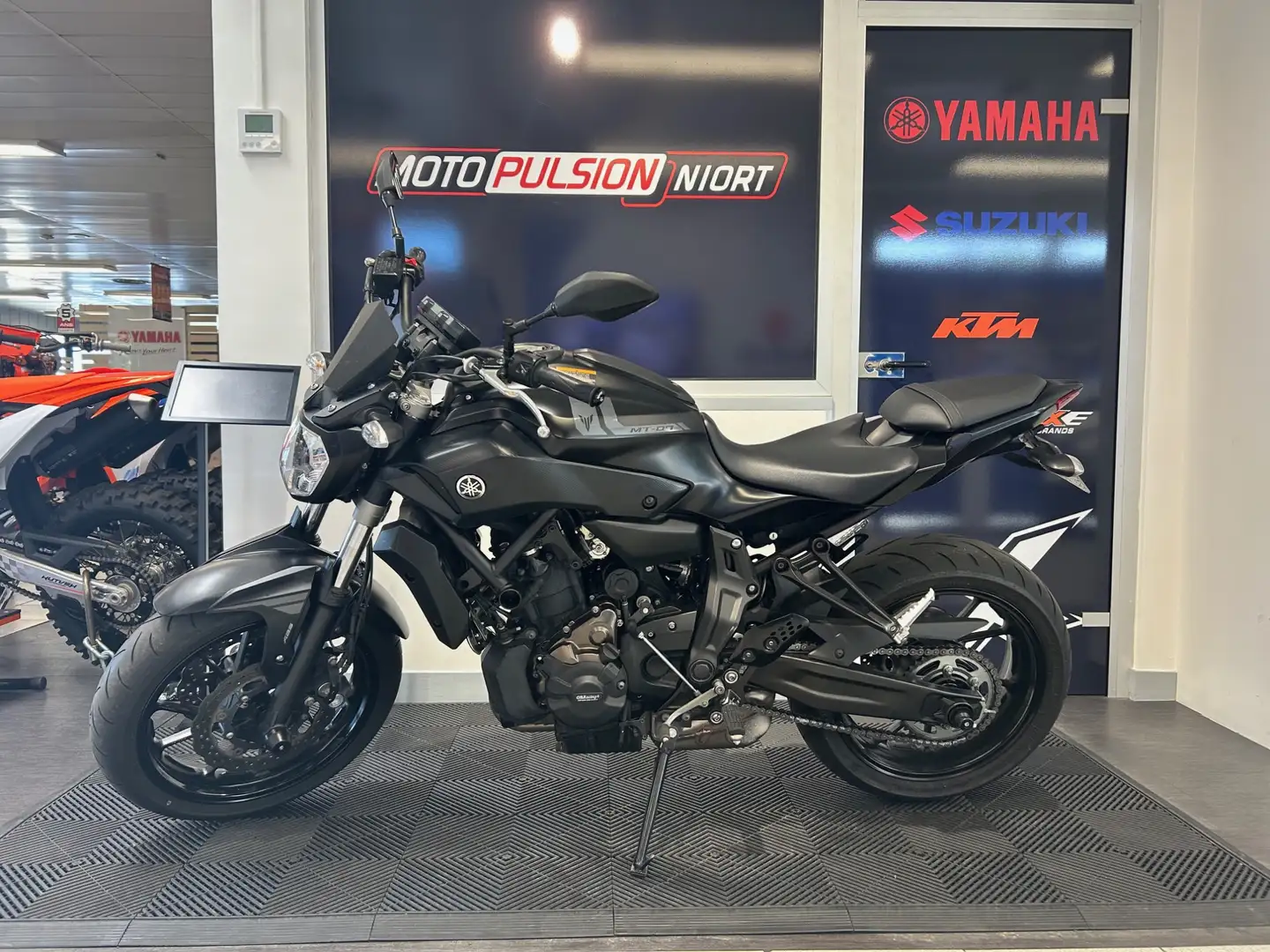 Yamaha MT-07 Noir - 1