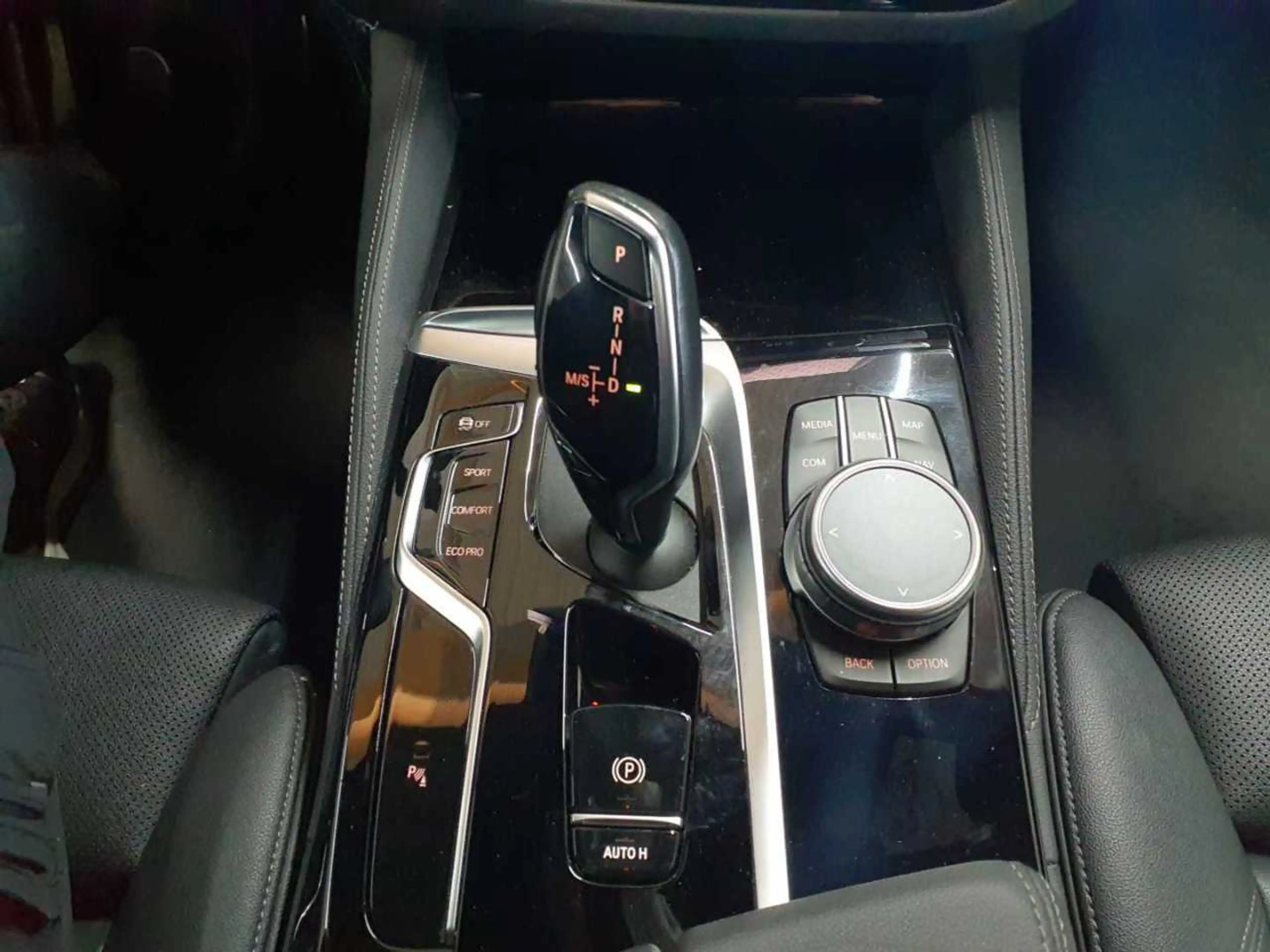 BMW 520 520d Touring Aut. M Sport Navi Leder AHK HuD — photo 10