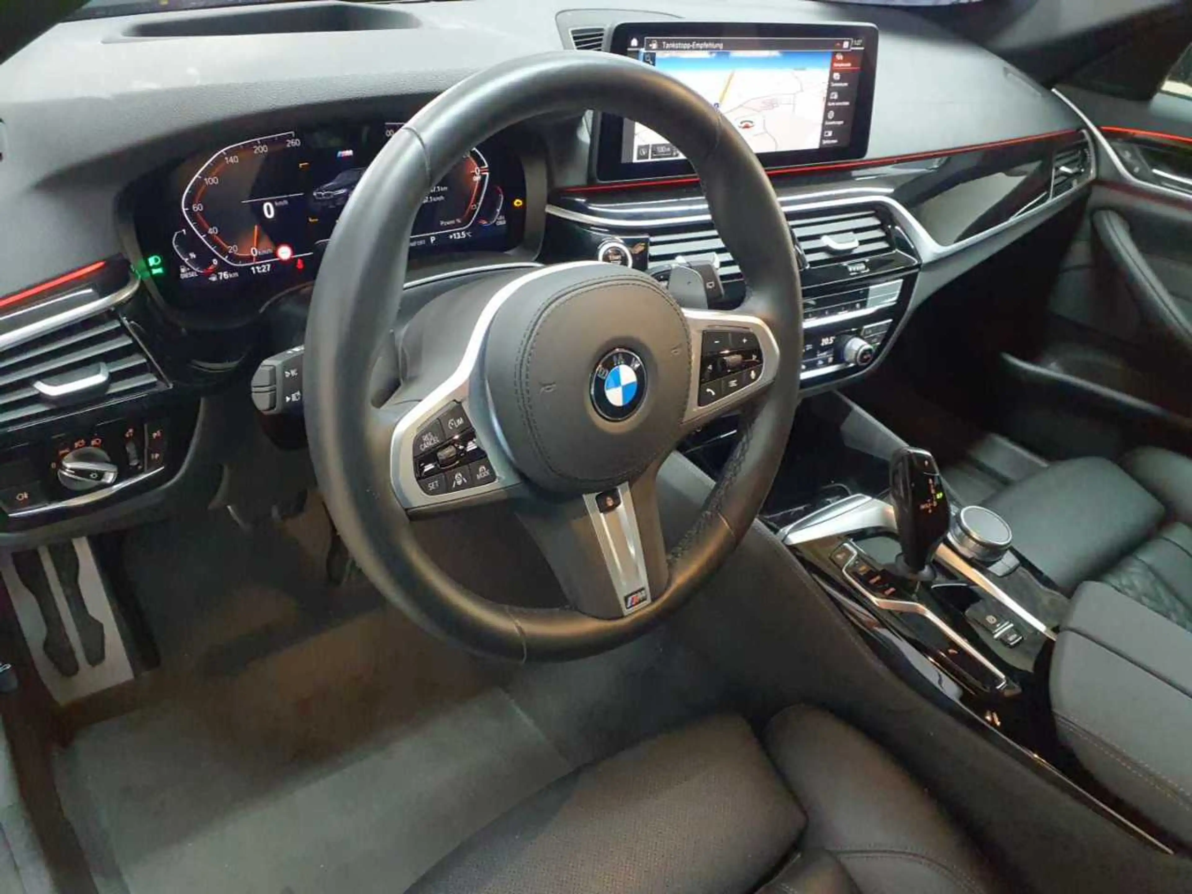 BMW 520 520d Touring Aut. M Sport Navi Leder AHK HuD — photo 9