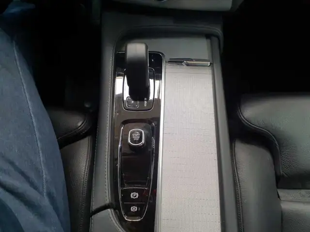 Volvo XC90 view 10