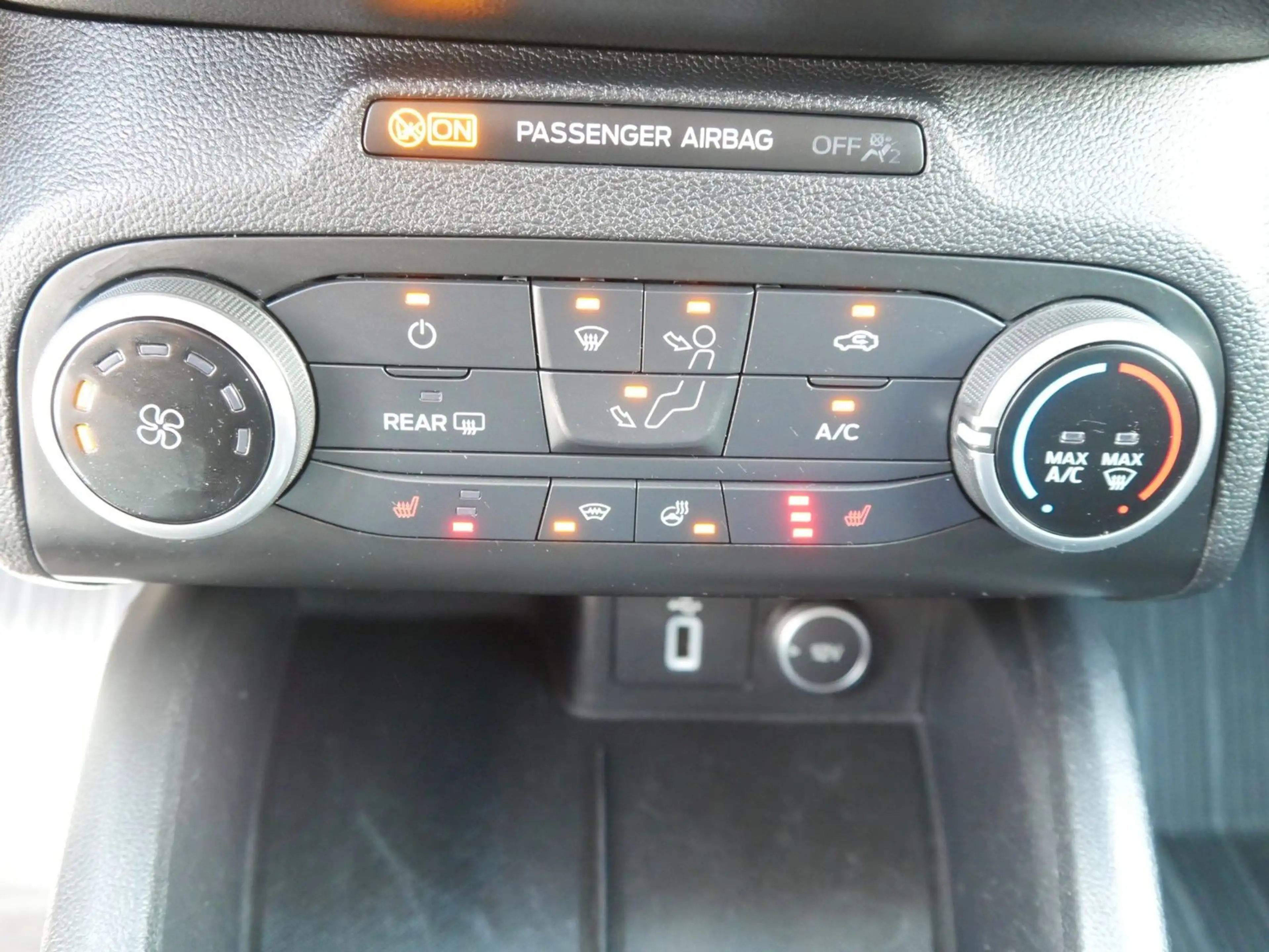 Ford Focus Cool & Connect 5-türig + Winter + Navi — photo 10