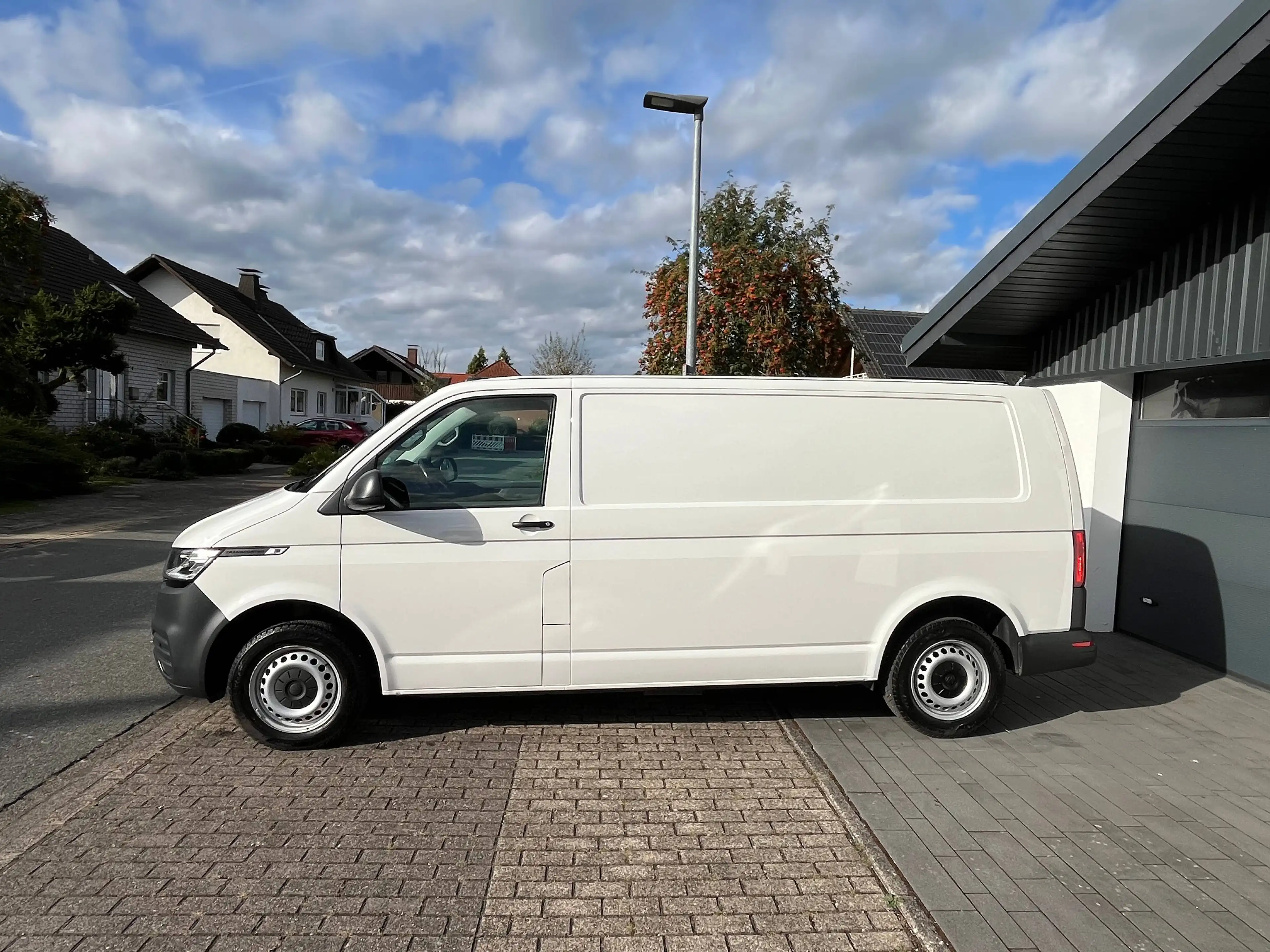 Volkswagen T6.1 Transporter Lang 150Ps Klima LED Navi SH VW-Scheckheft 87Tkm MwSt — photo 2