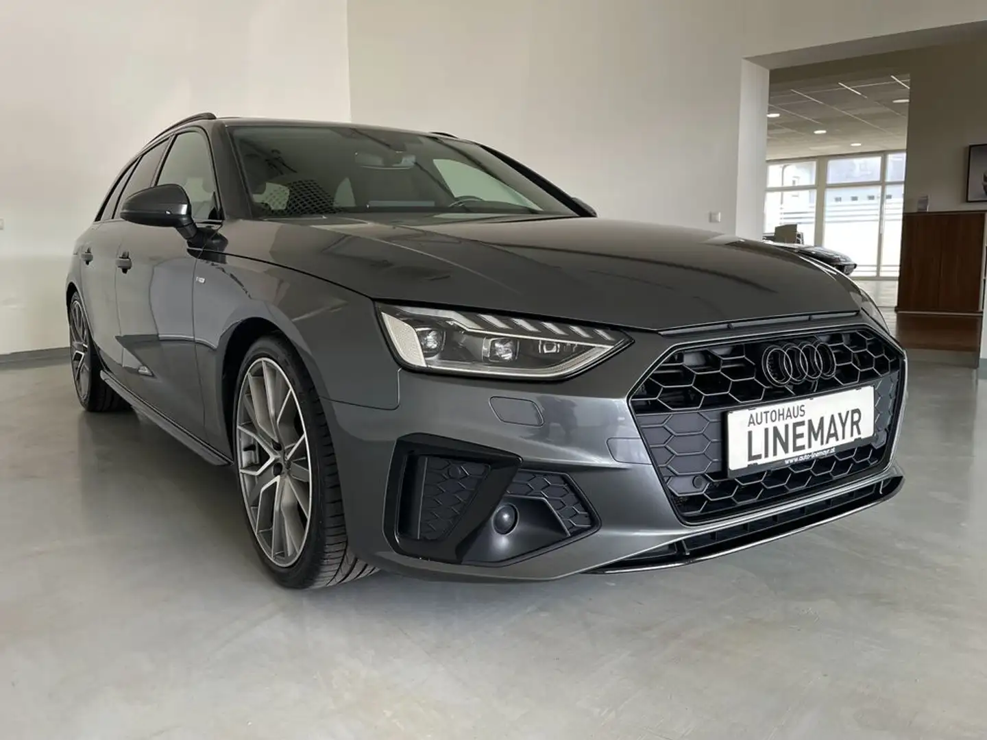 Audi A4 Avant 35 TDI S line -Competition Paket Matrix Grau - 2