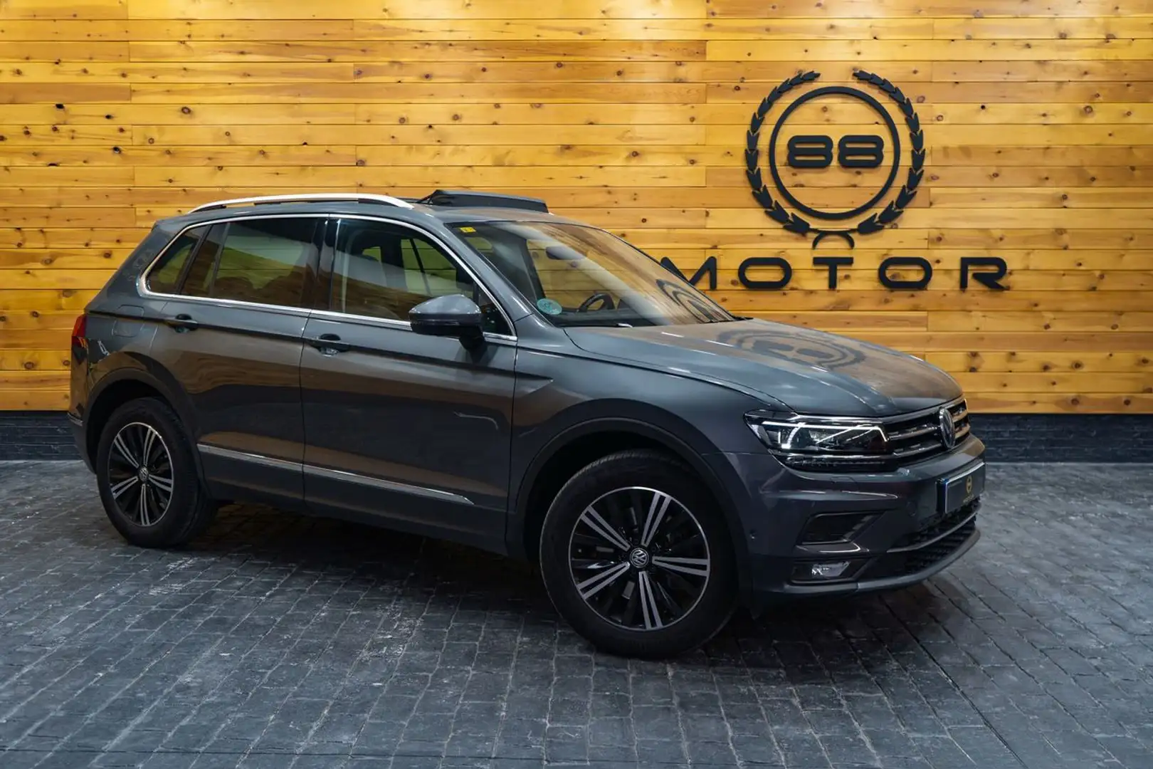 Volkswagen Tiguan 2.0TDI Sport 4Motion DSG 140kW Grijs - 1