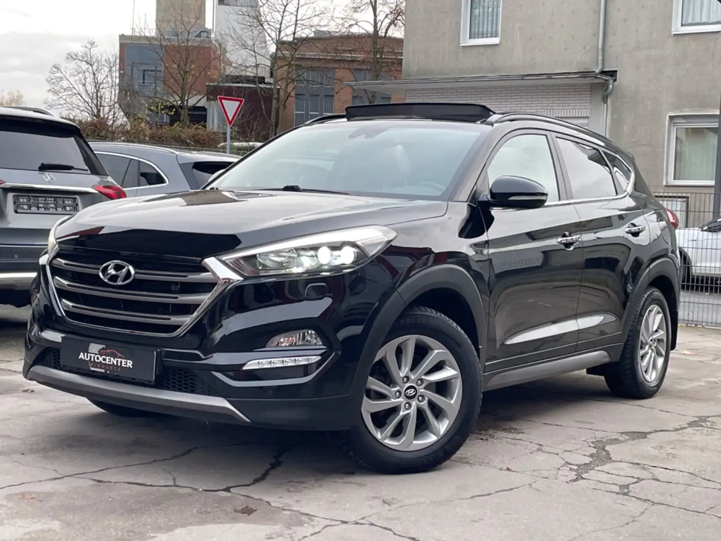 Hyundai TUCSON Style 4WD*PANORAMA*R-KAM*SZH-SZB*VOLL* Schwarz - 1