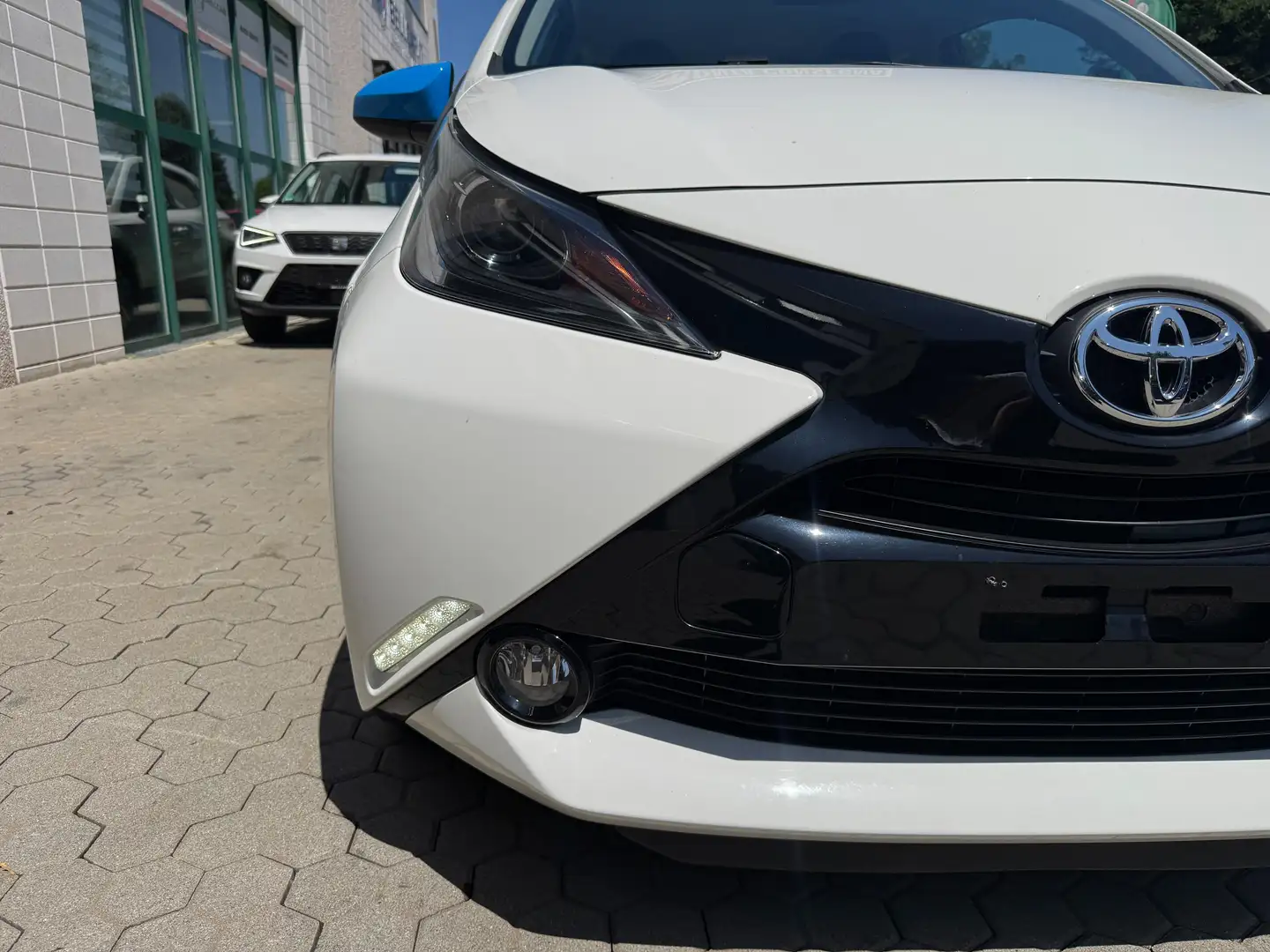 Toyota Aygo Aygo 5p 1.0 x-PLAY Wit - 2