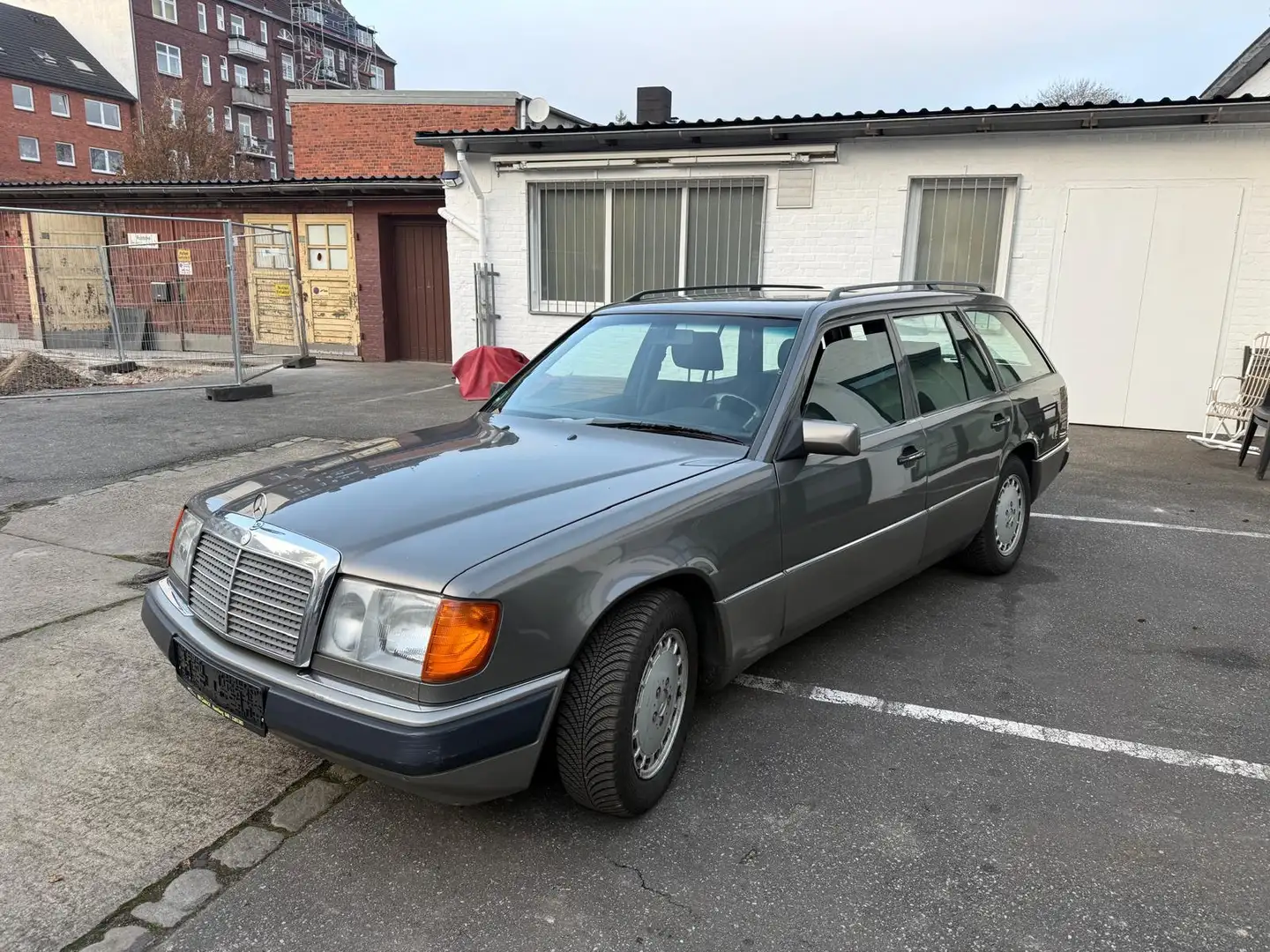 Mercedes-Benz E 300 E-Klasse TE Grau - 1