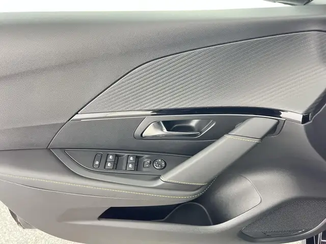 Peugeot 208 view 11