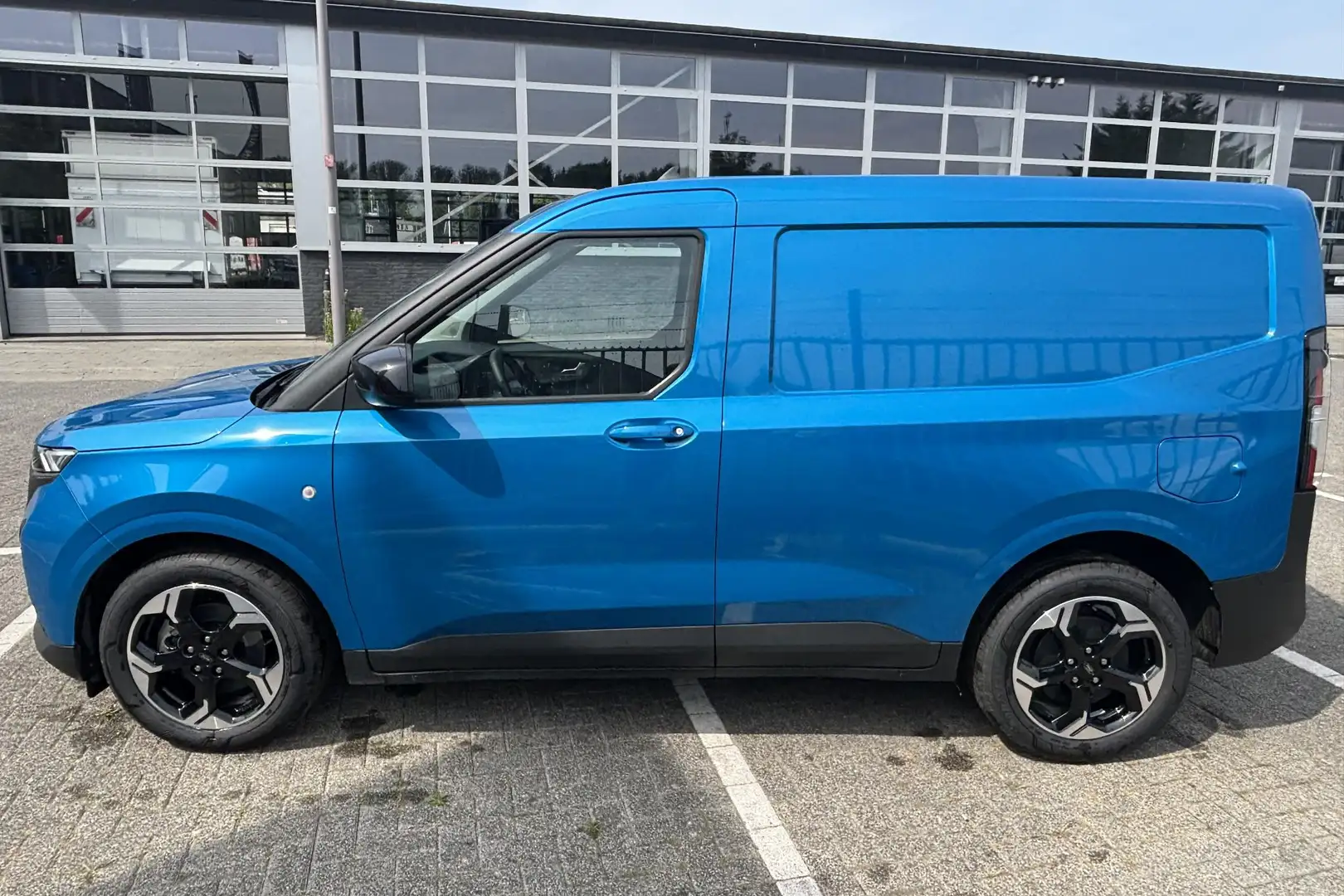 Ford Transit Courier E-Transit Limited 44 kWh | Trekhaak | Driver Assis Blauw - 2