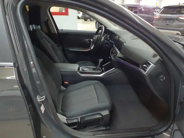 BMW 3 Series view 8