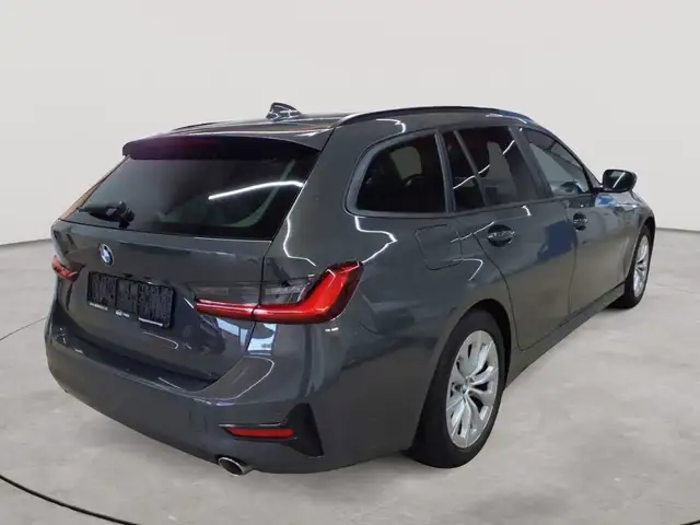 BMW 3 Series view 4