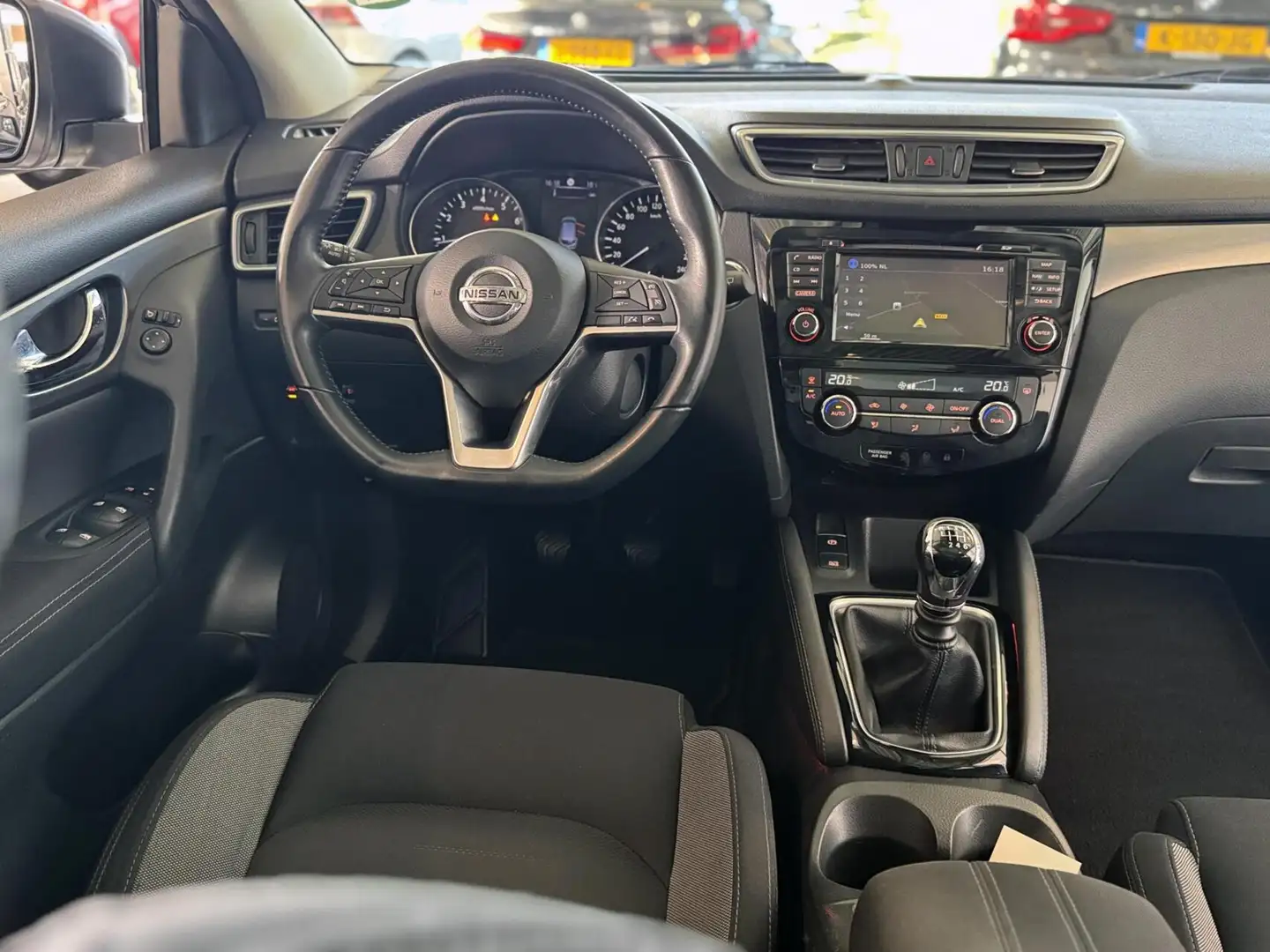 Nissan Qashqai 1.2 N-Connecta|Panoramadak|Camera|Trekhaak|Navi| Grau - 2