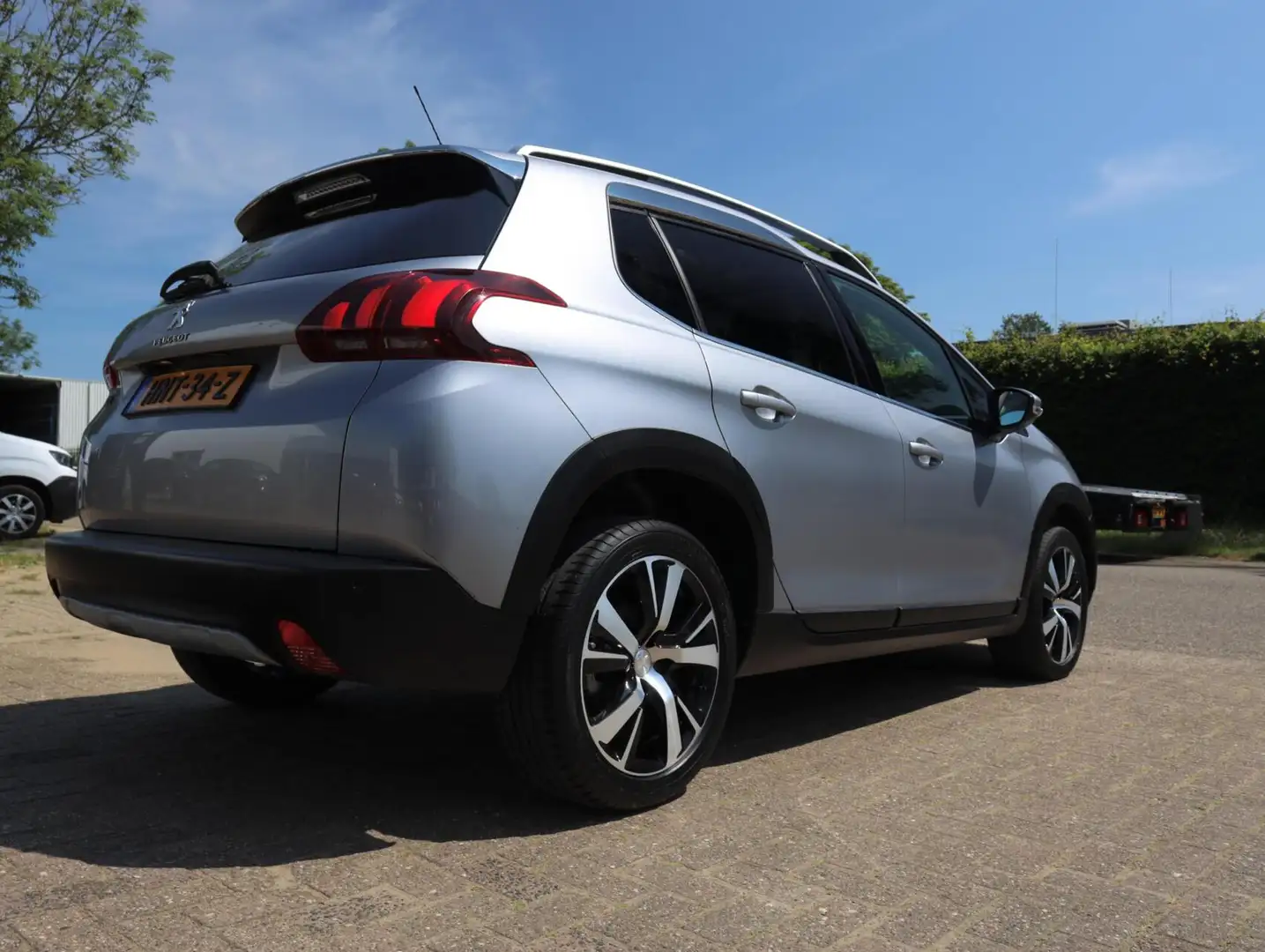 Peugeot 2008 1.2 PureTech Allure 131pk (Vol-Opties!) Grijs - 2