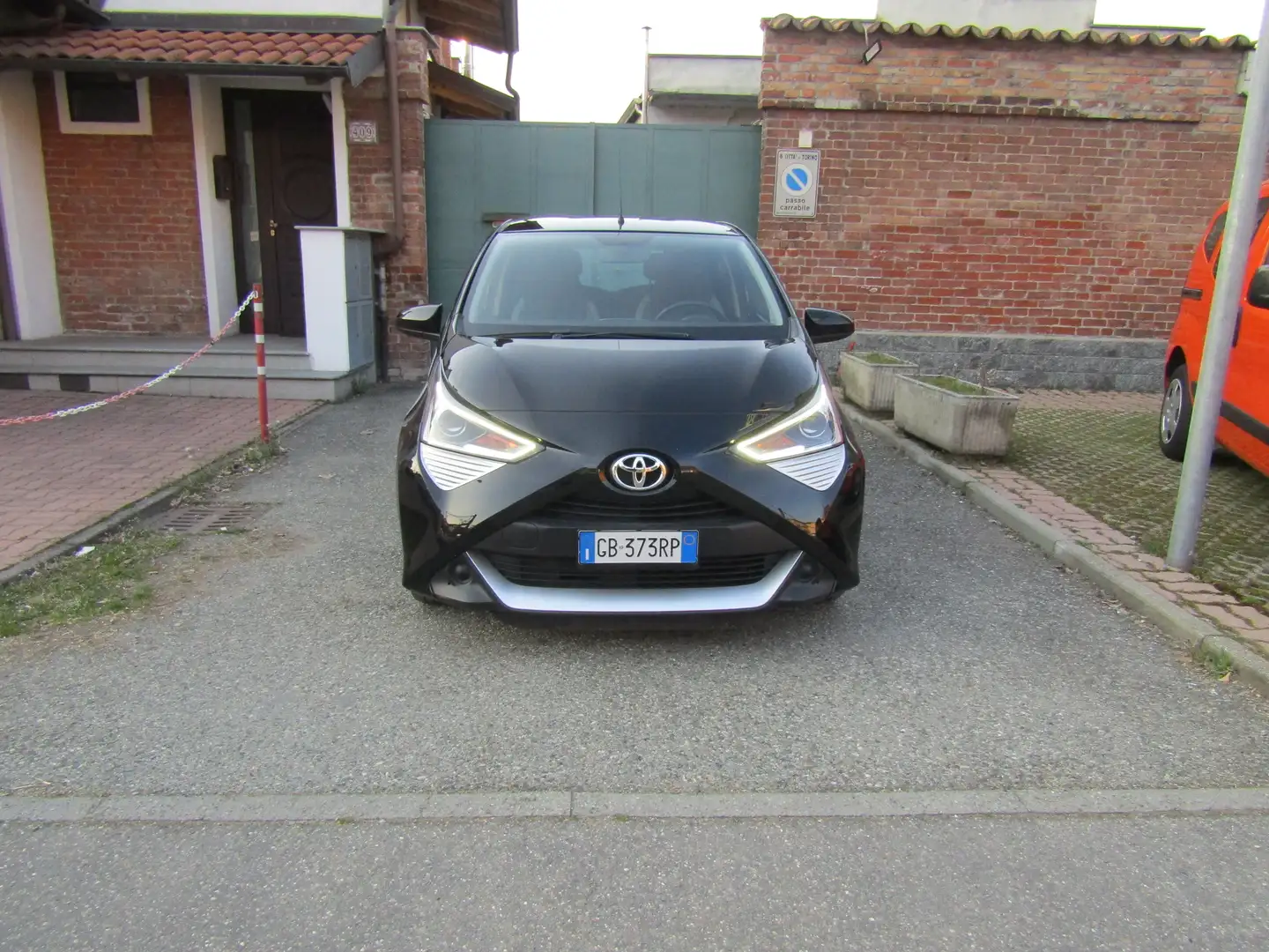 Toyota Aygo 1.0 72CV "37.400 km" AUTOMATICA, Clima, Bluetooth Zwart - 2