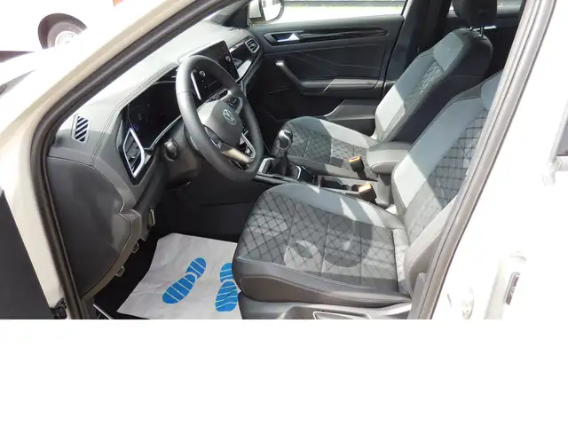 Volkswagen T-Roc view 10