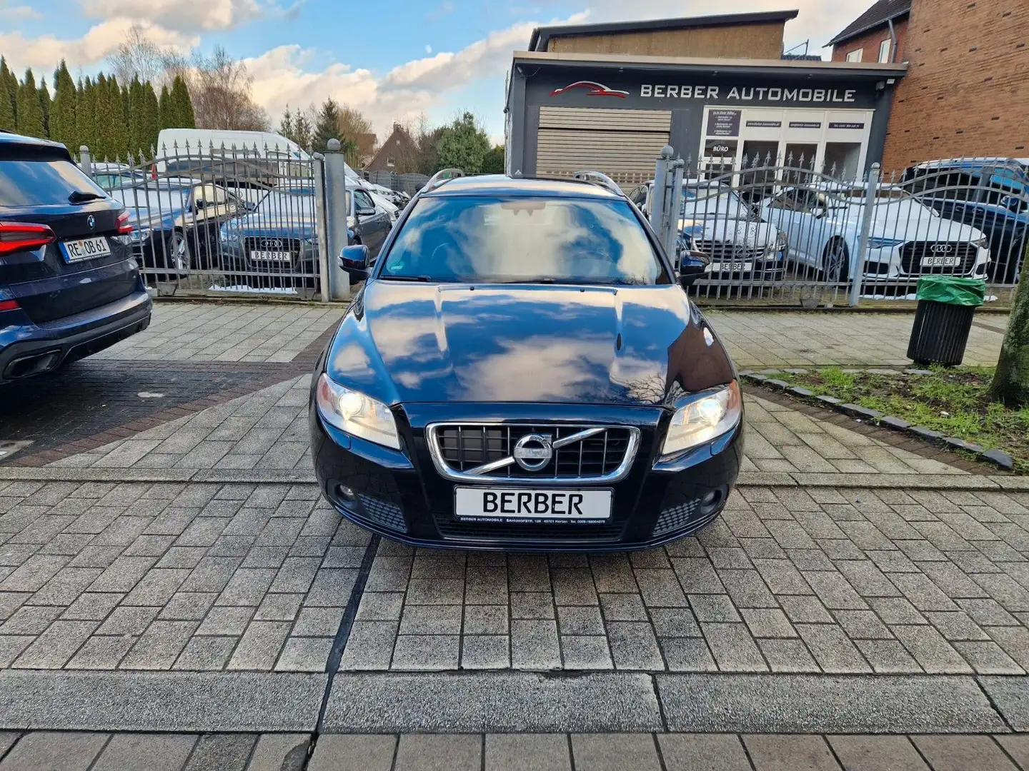 Volvo V70 Summum 2.4 AWD 4X4*XENON*LEDER*AHK*BLIS*ACC* Schwarz - 2